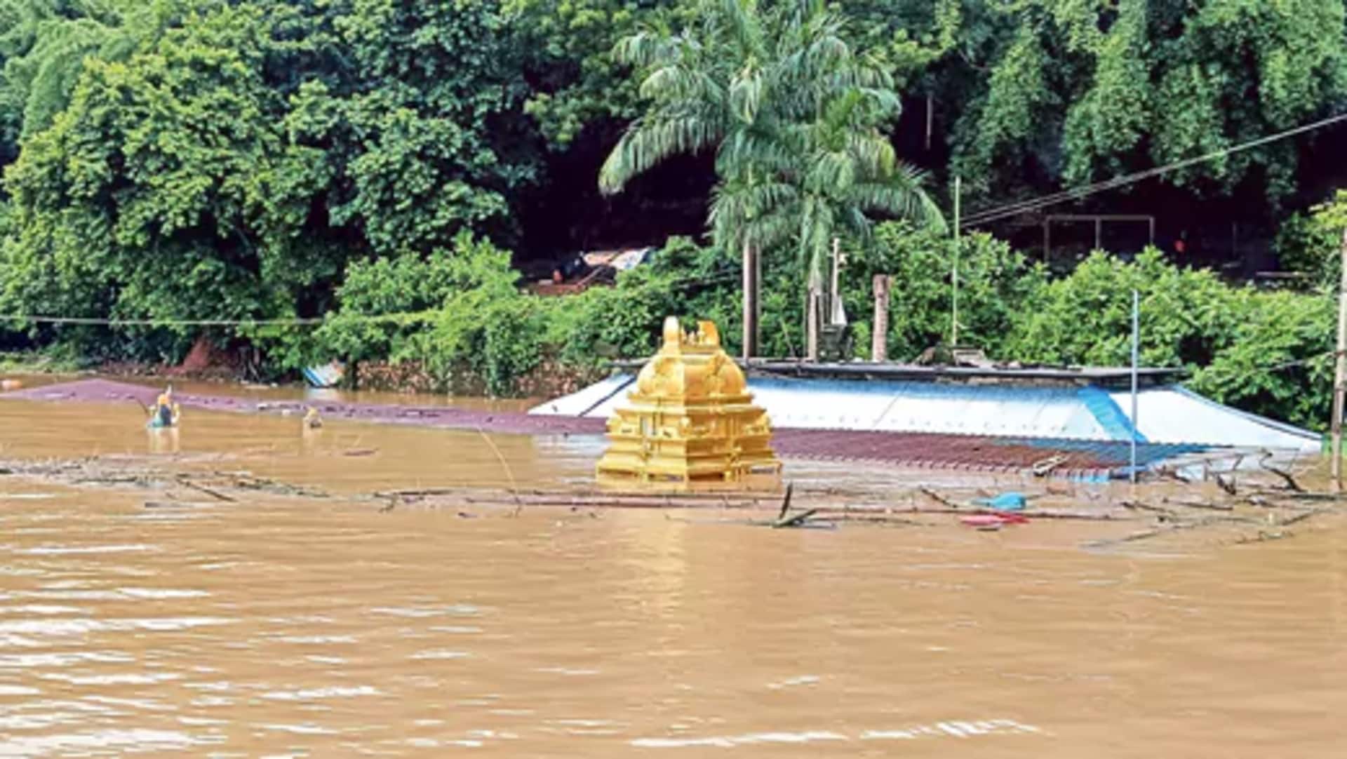 AP Rains: బంగాళాఖాతం అల్పపీడన ప్రభావం.. ఉత్తరాంధ్రలో పలుచోట్ల రాకపోకలకు అంతరాయం AP Rains: బంగాళాఖాతం అల్పపీడన ప్రభావం.. ఉత్తరాంధ్రలో పలుచోట్ల రాకపోకలకు అంతరాయం