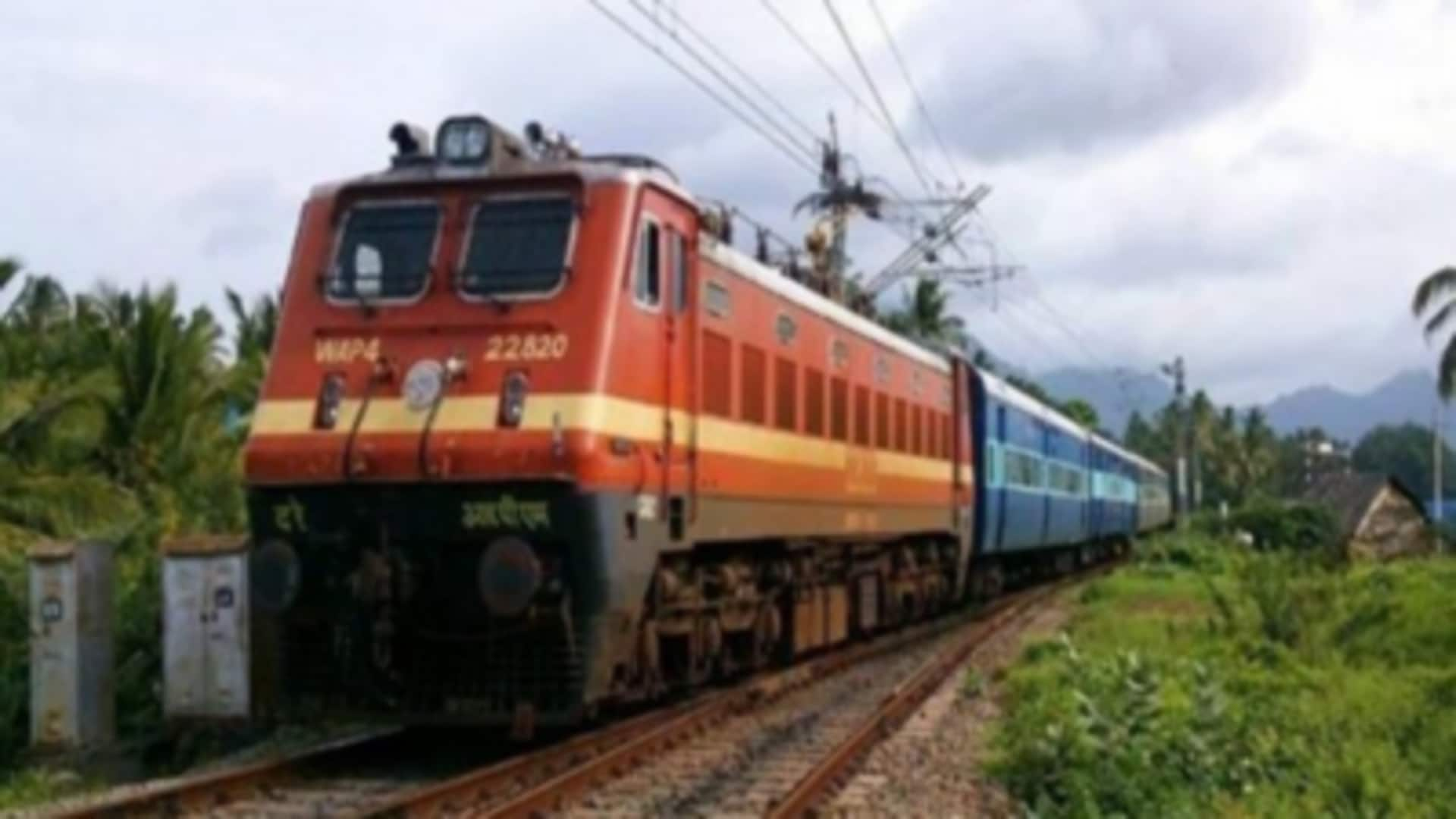 Special Trains: పండగవేళ రైల్వే శాఖ శుభవార్త.. ఆ రూట్లలో వెళ్లేవారికి నాలుగు ప్రత్యేక రైళ్లు