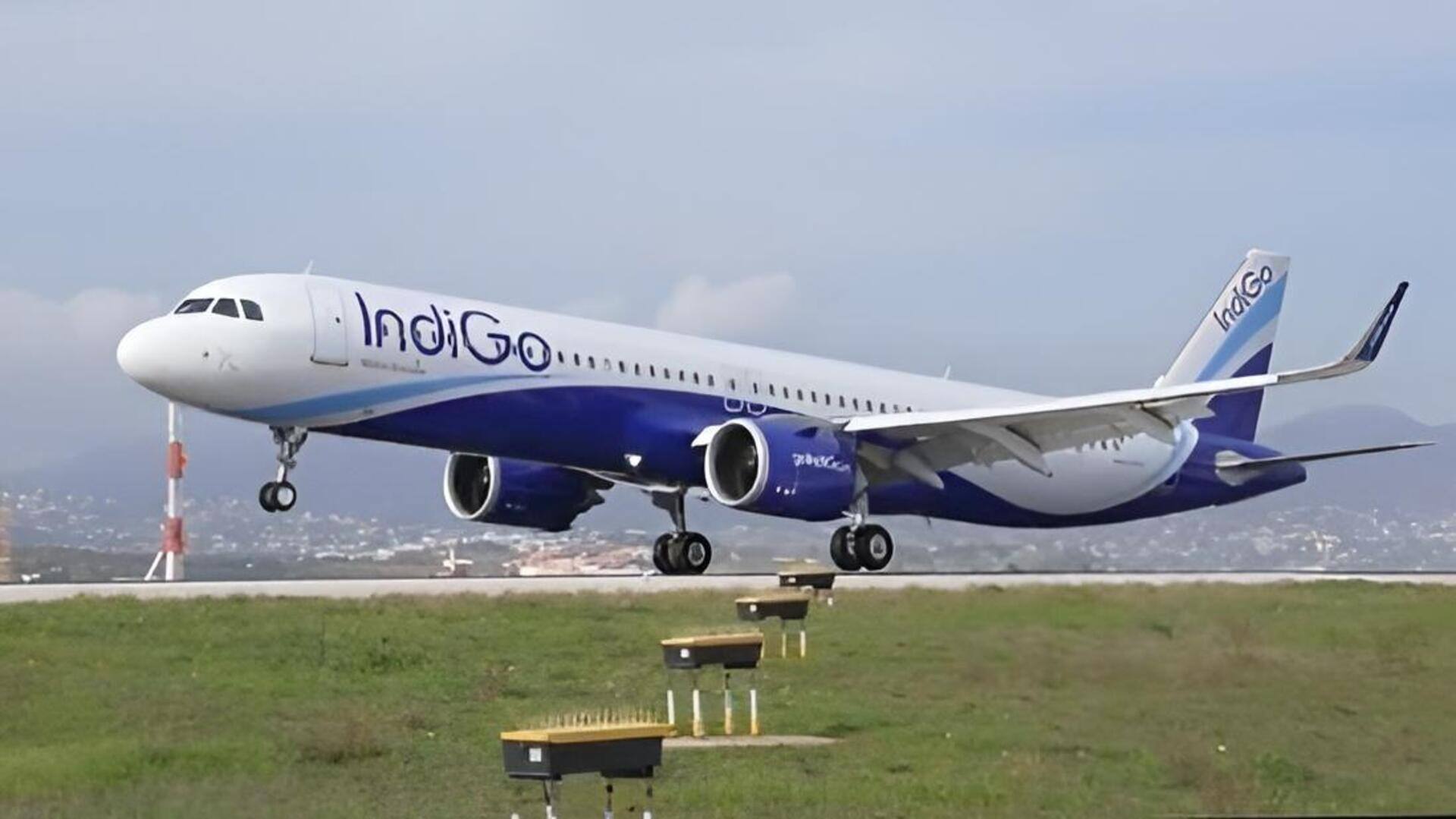 IndiGo: బెంగళూరు విమానంలో హైటెన్షన్ .. టిష్యూ పేపర్‌పై 'బాంబు' అని రాసిన నోట్