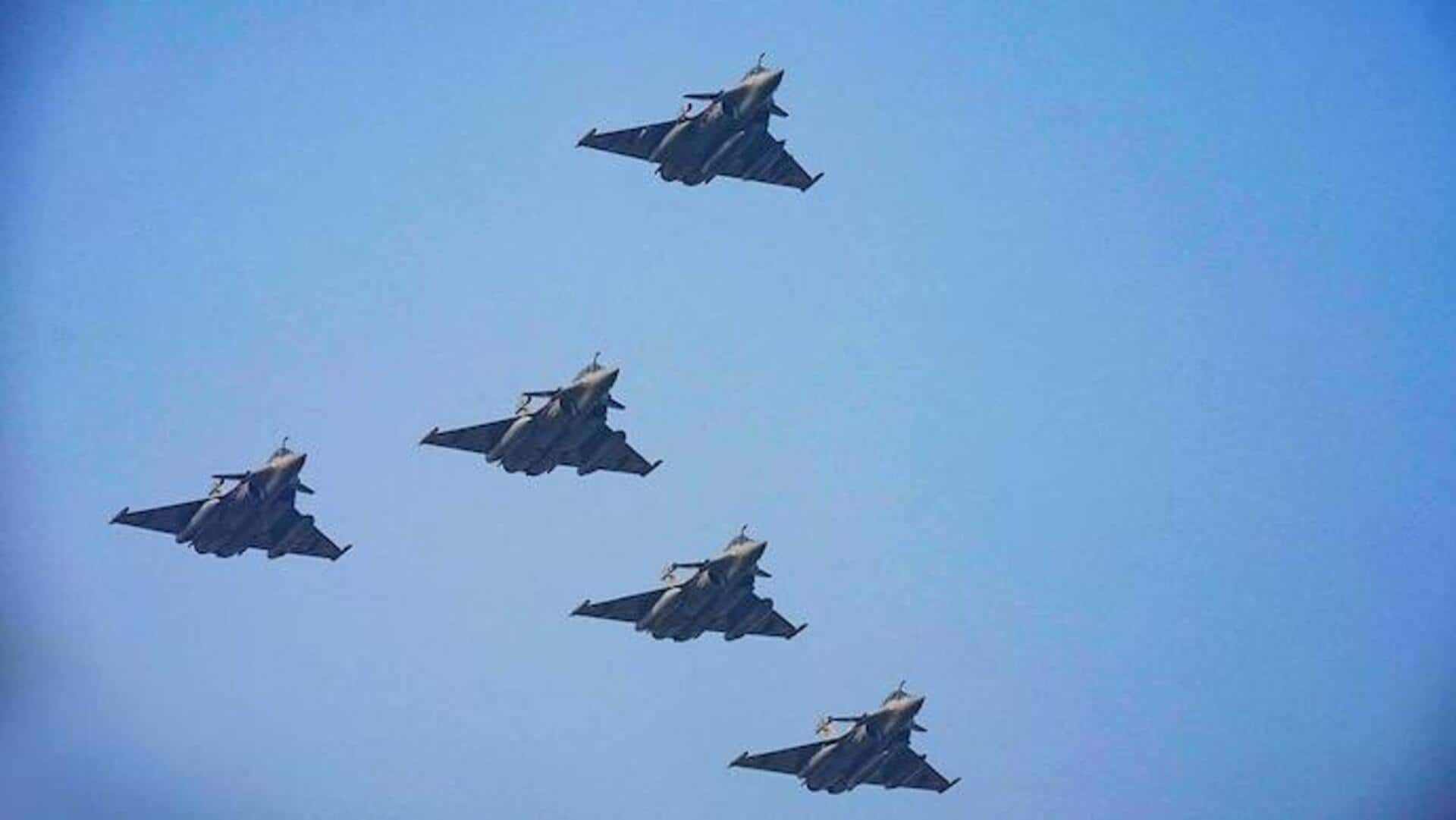 IAF: గంగా ఎక్స్ప్రెస్వేపై యుద్ధ విమానాల టేకాఫ్,ల్యాండింగ్ IAF: గంగా ఎక్స్ప్రెస్వేపై యుద్ధ విమానాల టేకాఫ్,ల్యాండింగ్