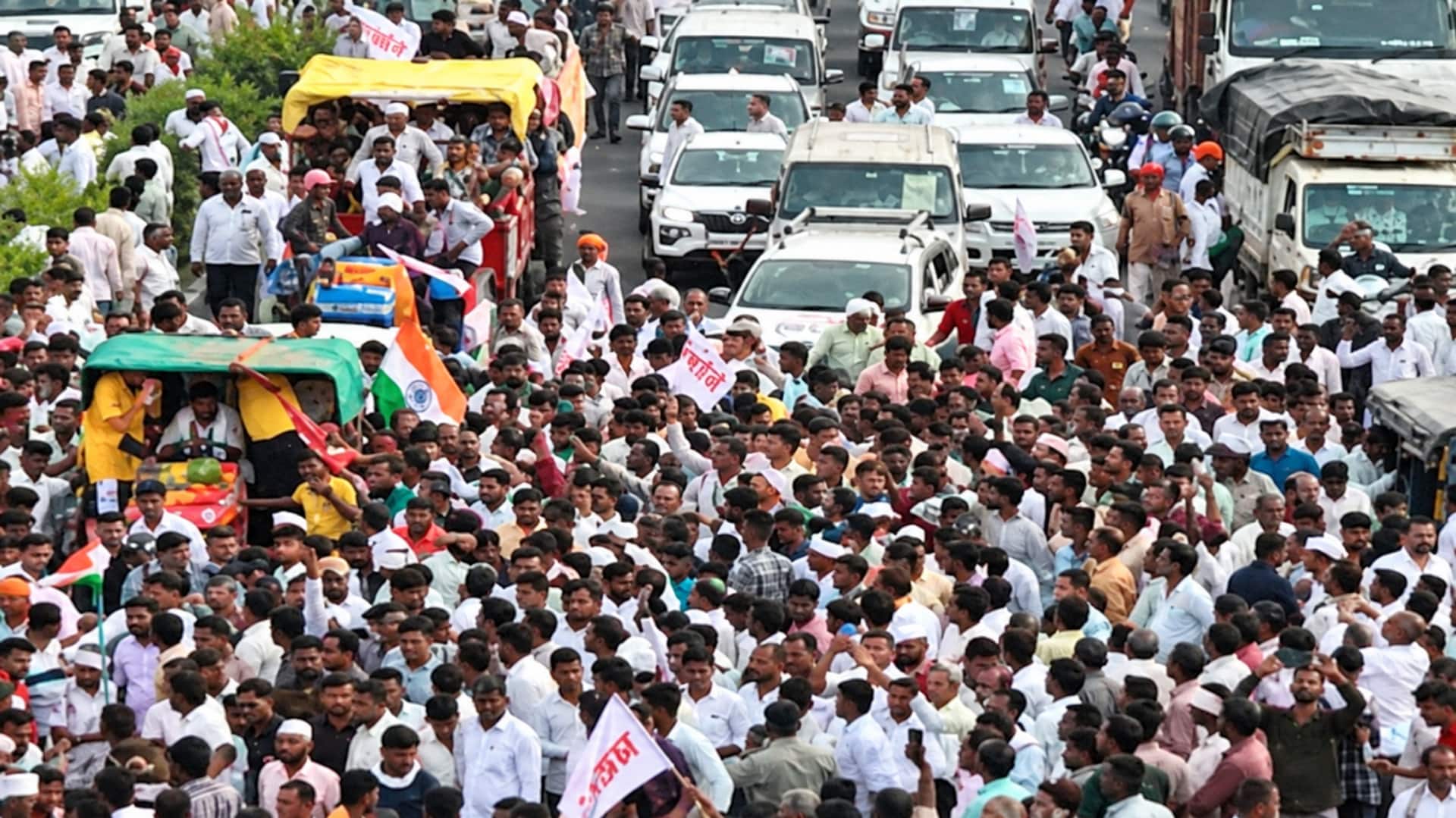 Mumbai-Bengaluru highway blocked: ముంబై-బెంగళూరు జాతీయ రహదారిపై రైతుల ఆందోళన.. ట్రాఫిక్‌కు తీవ్ర అంతరాయం