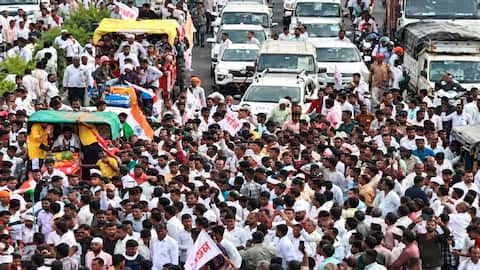 Mumbai-Bengaluru highway blocked: ముంబై-బెంగళూరు జాతీయ రహదారిపై రైతుల ఆందోళన.. ట్రాఫిక్‌కు తీవ్ర అంతరాయం