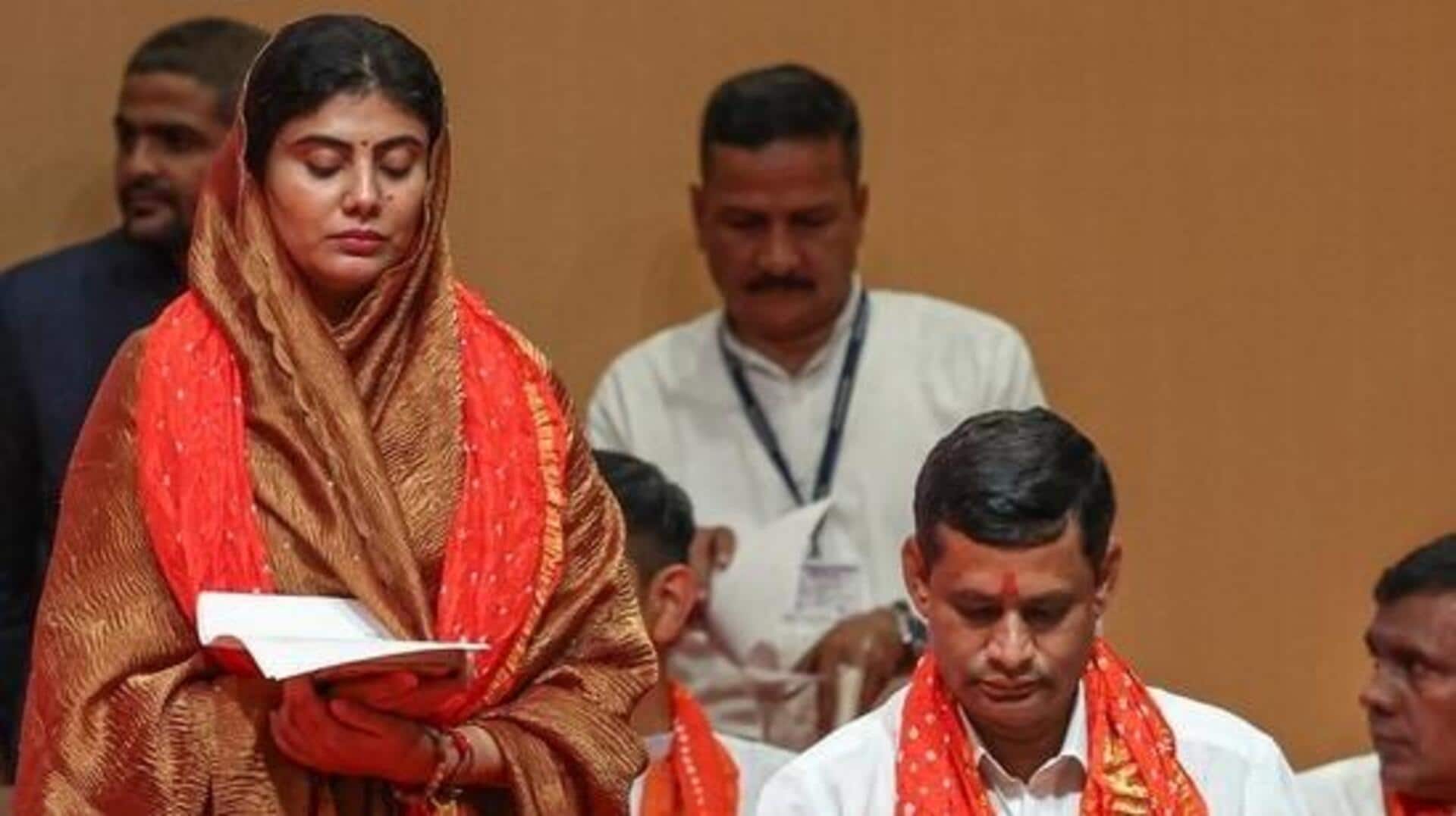 Rivaba Jadeja: గుజరాత్ మంత్రిగా జడేజా సతీమణి.. ప్రమాణం చేసిన రివాబా Rivaba Jadeja: గుజరాత్ మంత్రిగా జడేజా సతీమణి.. ప్రమాణం చేసిన రివాబా