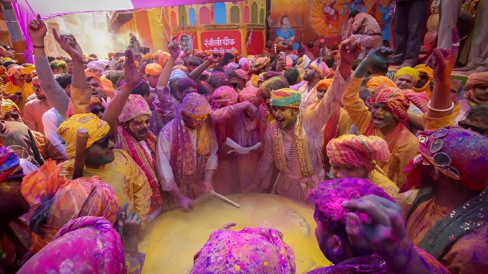 Lathmar Holi: బర్సానాలో రాధే-కృష్ణా నినాదాలతో మార్మోగిన లాఠ్‌మార్ హోలీ