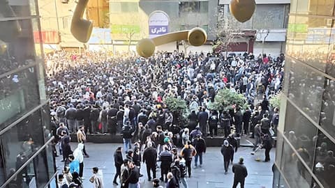 Iran unrest: ఇరాన్ ఆర్థిక సంక్షోభం.. ప్రజల్లో ఆగ్రహావేశాలు.. దేశమంతటా విస్తరించిన నిరసనలు