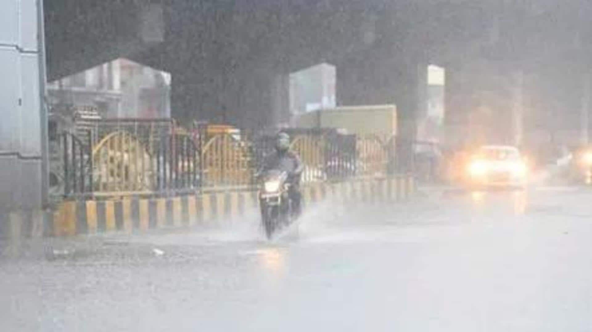 HYD Rain: హైదరాబాద్లో దంచికొడుతున్న వాన.. భారీగా ట్రాఫిక్ జామ్ HYD Rain: హైదరాబాద్లో దంచికొడుతున్న వాన.. భారీగా ట్రాఫిక్ జామ్