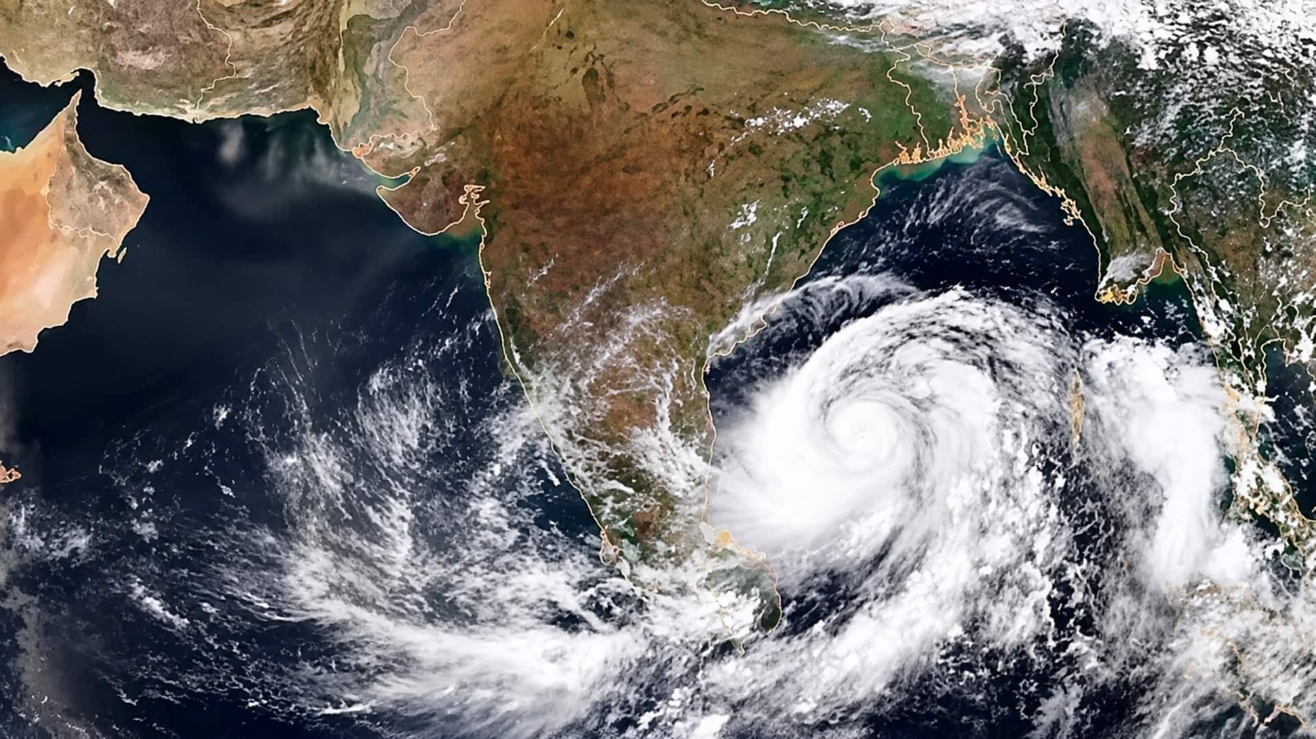 Andhra Pradesh: బంగాళాఖాతంలో కొనసాగుతున్న వాయుగుండం.. గంటకు 17 కి.మీ వేగంతో పయనం