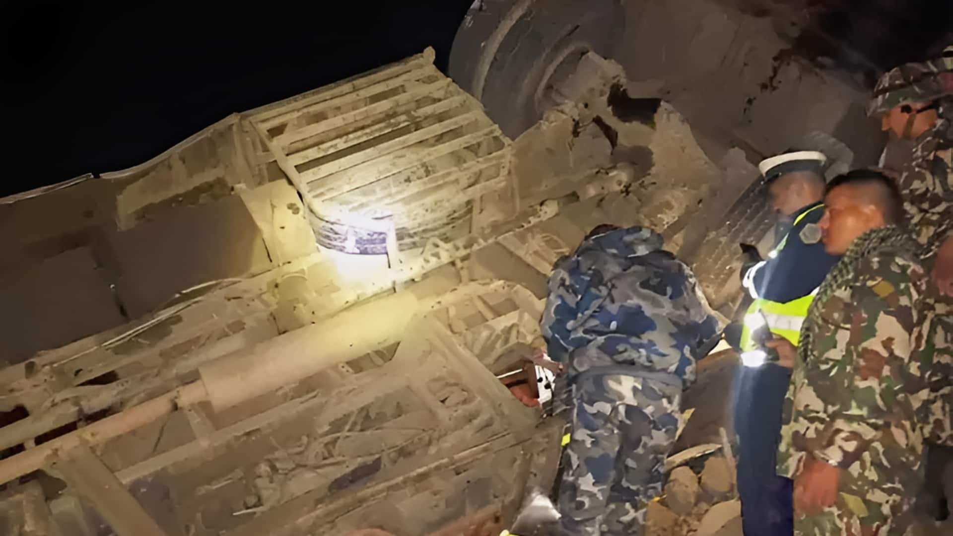 Nepal: నేపాల్‌లో ఘోర బస్సు ప్రమాదం.. నదిలో పడిన బస్సు.. 18 మంది మృతి