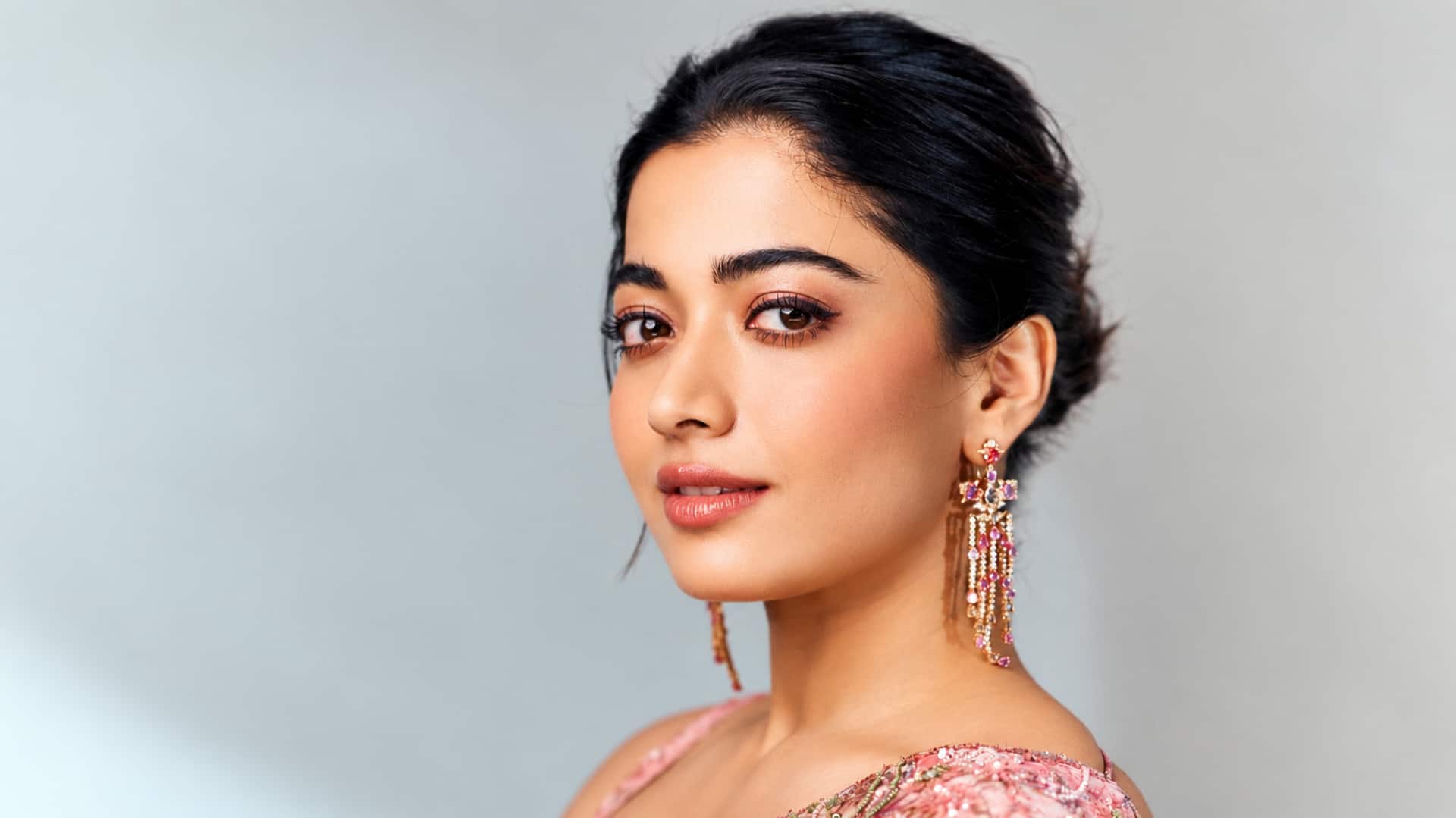 Rashmika Mandanna: అభిమానుల ప్రేమకు రష్మిక మందన్న బహుమతి.. 400 కుటుంబాలకు మూడు నెలల సాయం