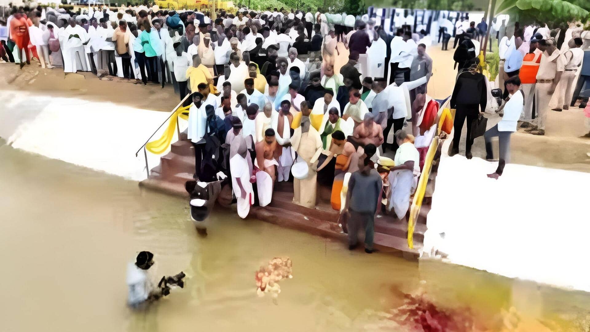 Chandrababu: కుప్పానికి తొలిసారిగా చేరిన హంద్రీ-నీవా కృష్ణా జలాలు.. చెరువులో బోటు షికారు చేసిన సీఎం చంద్రబాబు Chandrababu: కుప్పానికి తొలిసారిగా చేరిన హంద్రీ-నీవా కృష్ణా జలాలు.. చెరువులో బోటు షికారు చేసిన సీఎం చంద్రబాబు