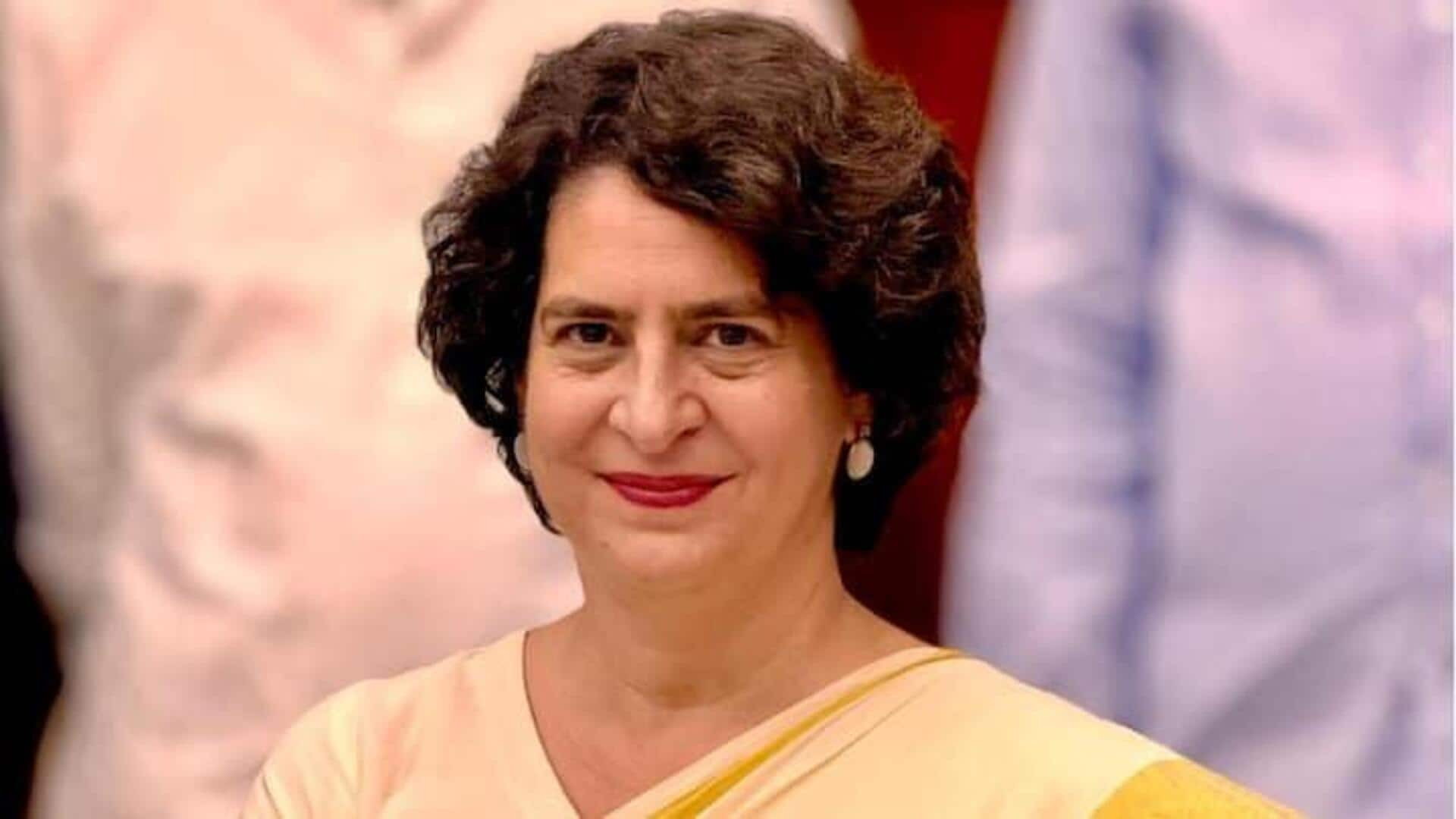 Priyanka Gandhi: రాజ్యాంగ ప్రతిని చేతపట్టి ఎంపీగా ప్రియాంక గాంధీ ప్రమాణ స్వీకారం, పార్లమెంటరీ ఇన్నింగ్స్ ప్రారంభం