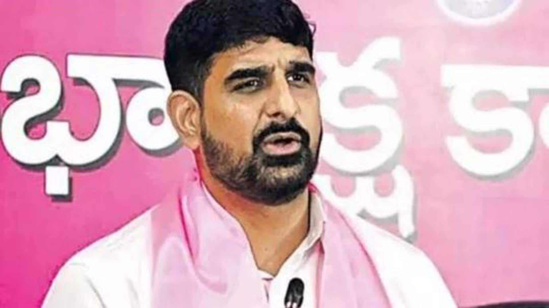 Padi Kaushik Reddy: శంషాబాద్ ఎయిర్పోర్టులో బీఆర్ఎస్ ఎమ్మెల్యే పాడి కౌశిక్ రెడ్డి అరెస్టు Padi Kaushik Reddy: శంషాబాద్ ఎయిర్పోర్టులో బీఆర్ఎస్ ఎమ్మెల్యే పాడి కౌశిక్ రెడ్డి అరెస్టు