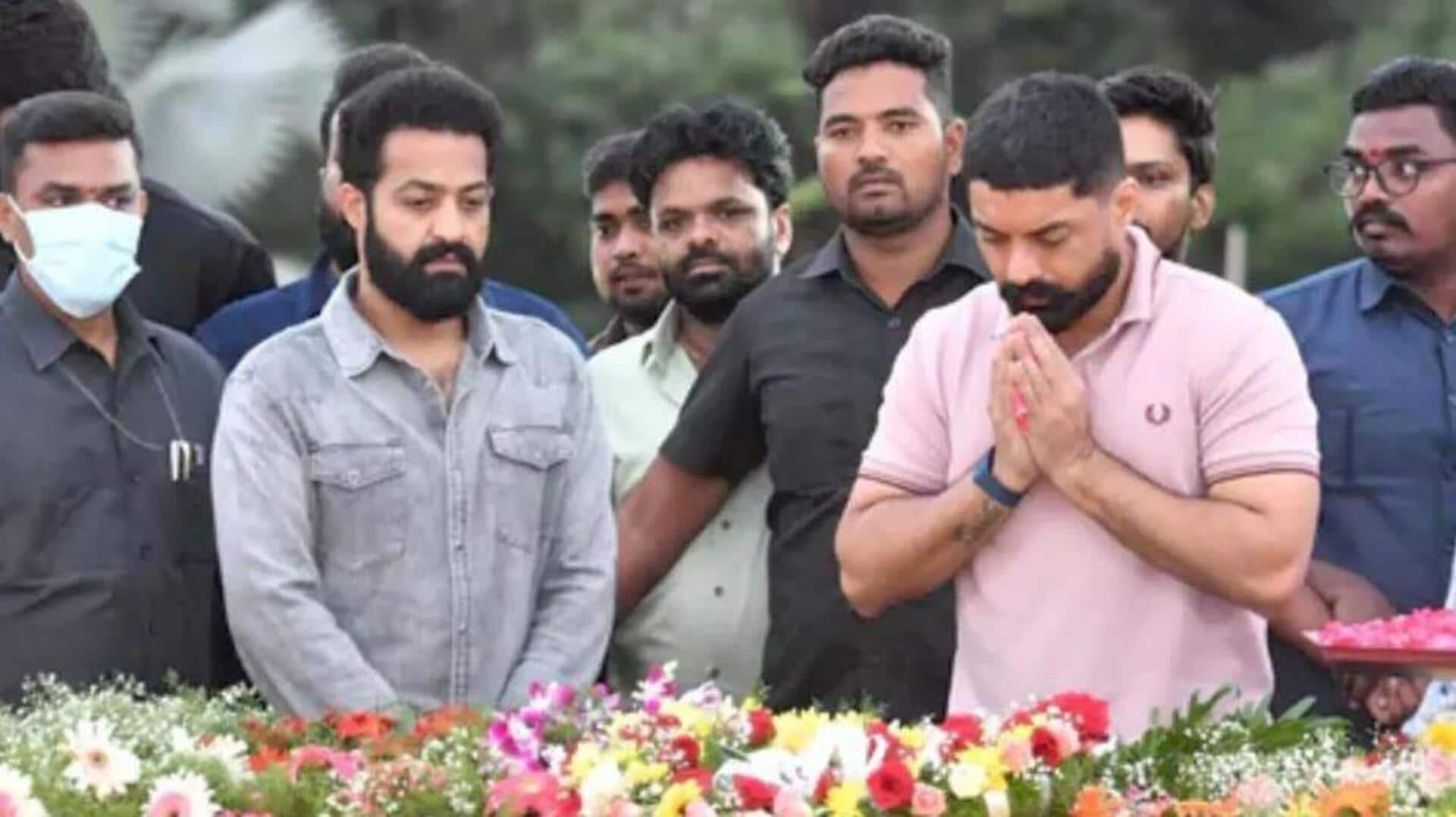 NTR Jayanthi: ఎన్టీఆర్ ఘాట్ వద్ద ఎన్టీఆర్, కల్యాణ్ రామ్ ఘన నివాళి NTR Jayanthi: ఎన్టీఆర్ ఘాట్ వద్ద ఎన్టీఆర్, కల్యాణ్ రామ్ ఘన నివాళి