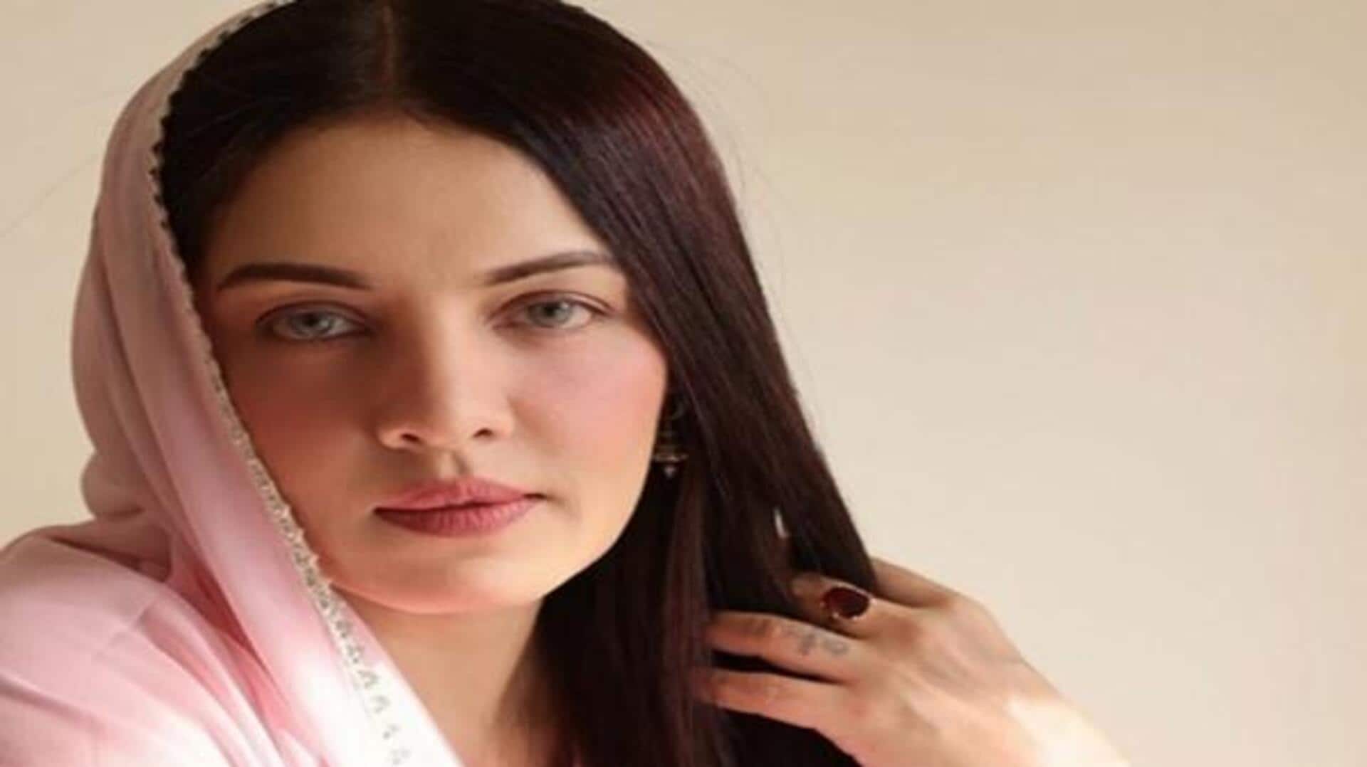 Celina jaitly: సిస్టర్ నివేదిత జీవితకథతో మళ్లీ తెరపైకి సెలీనా జైట్లీ.. 15 ఏళ్ల తర్వాత పూర్తి స్థాయి రీఎంట్రీ