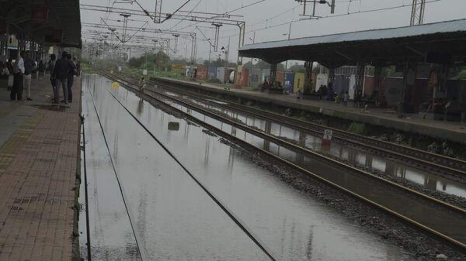 Heavy rain: ముంబైపై వరుణుడి బీభత్సం.. లోకల్ రైళ్ల రద్దు.. జనజీవనం అస్తవ్యస్తం