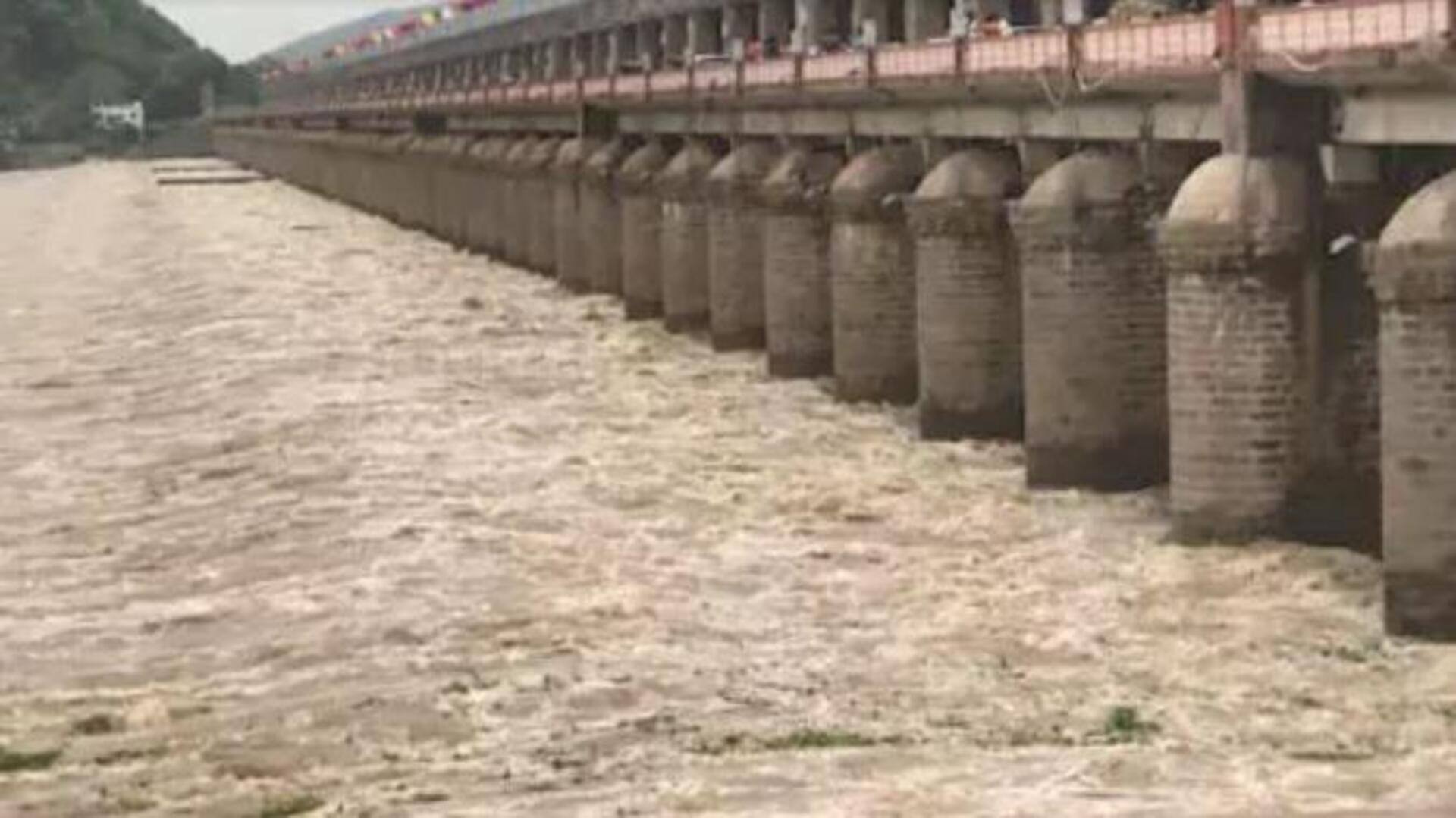 Prakasam barrage: ప్రకాశం బ్యారేజీకి వరద ఉధృతి, 70 గేట్లు ఎత్తివేత 