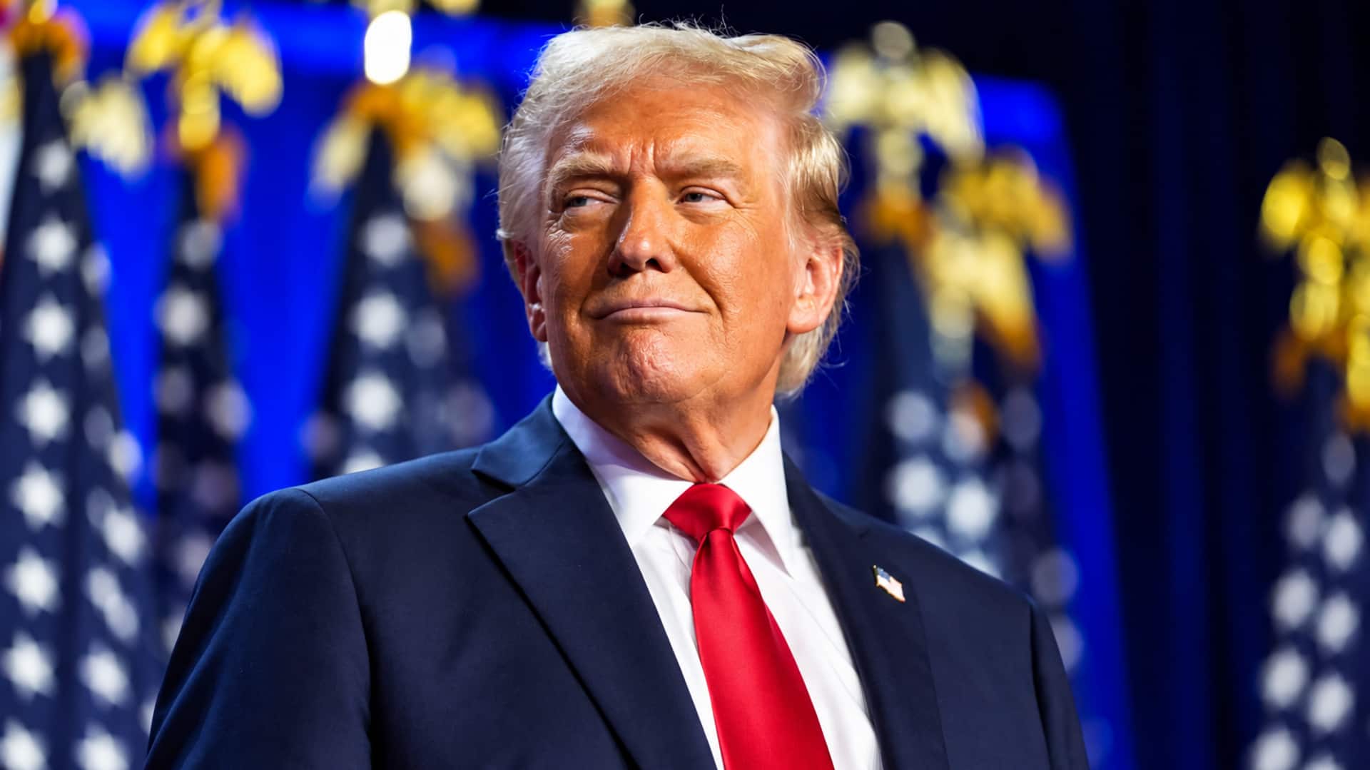 Donald Trump: సిబ్బందికి రూ.42 లక్షల క్రిస్మస్ కానుకలు.. శాంటాలా మారిన ట్రంప్