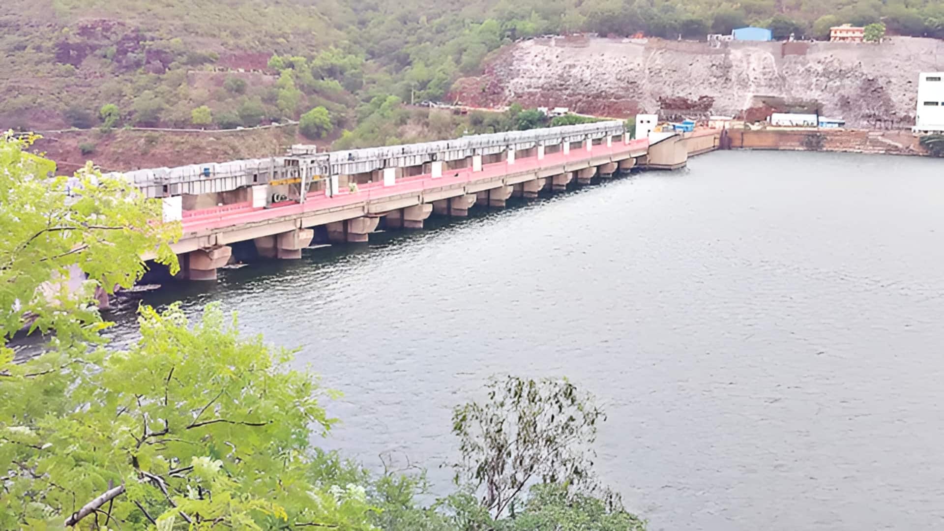 Srisailam Reservoir: శ్రీశైలం జలాశయంలో స్వల్పంగా పెరిగిన నీటిమట్టం.. 83 వేల క్యూసెక్కుల వరద