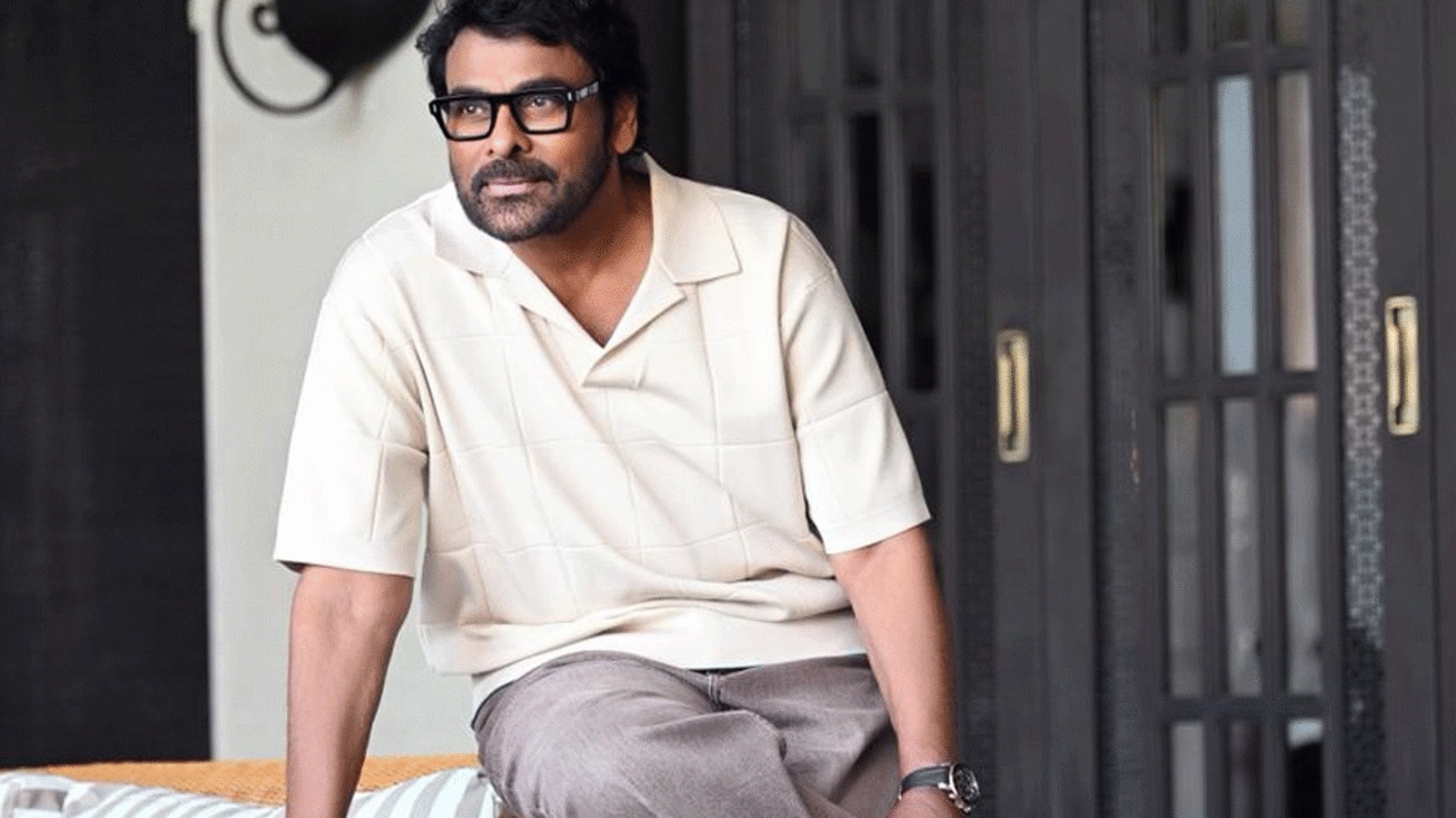 Megastar Chiranjeevi: జెన్-జీ స్టైల్‌లో మెగాస్టార్ మాస్ రీ-ఎంట్రీ.. చిరంజీవి కొత్త లుక్ వైరల్!