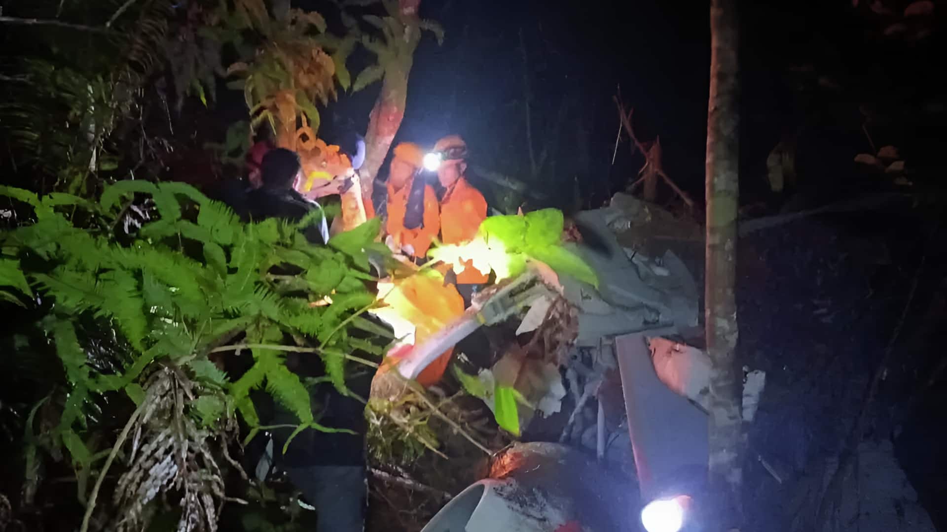 Indonesia: ఇండోనేషియాలో కుప్పకూలిన హెలికాప్టర్‌.. ఎనిమిది మంది మృతి