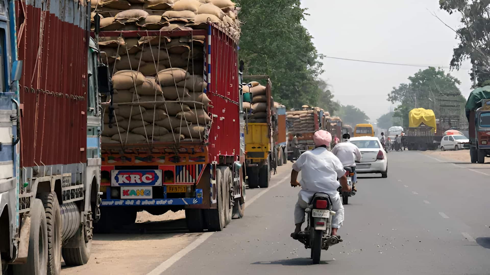 Truck Parking On Highways: ట్రక్కుల పార్కింగ్‌పై సుప్రీంకోర్టు నో.. కొత్త రూల్స్ అమల్లోకి..