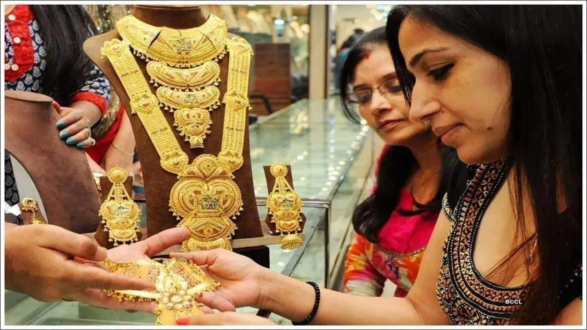 Gold Price Today: మహిళలకు బాడ్ న్యూస్.. భగ్గుమన్న బంగారం ధరలు.. హైదరాబాద్లో తలం ధర ఎంతో తెలుసా? Gold Price Today: మహిళలకు బాడ్ న్యూస్.. భగ్గుమన్న బంగారం ధరలు.. హైదరాబాద్లో తలం ధర ఎంతో తెలుసా?