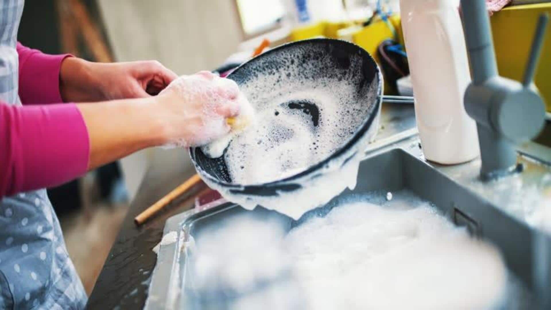 Kitchen sponge: రోజూ వాడే కిచెన్ స్పాంజ్‌తో ప్రమాదం.. నీటిలోకి ప్లాస్టిక్ కణాలు విడుదల..షాకింగ్ రిపోర్ట్