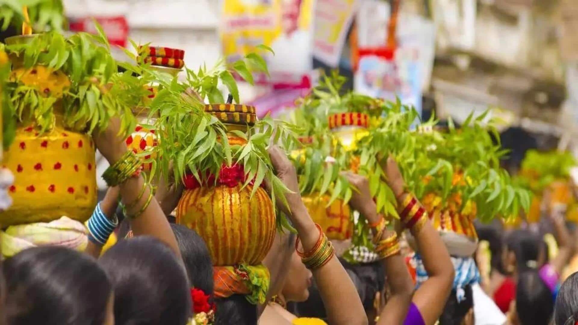 Aashadam Bonalu 2025: గోల్కొండ కోటపై జగదాంబిక ఎల్లమ్మకు తొలి బోనం.. నెల రోజులు నగరంలో సందడే సందడి .. Aashadam Bonalu 2025: గోల్కొండ కోటపై జగదాంబిక ఎల్లమ్మకు తొలి బోనం.. నెల రోజులు నగరంలో సందడే సందడి ..