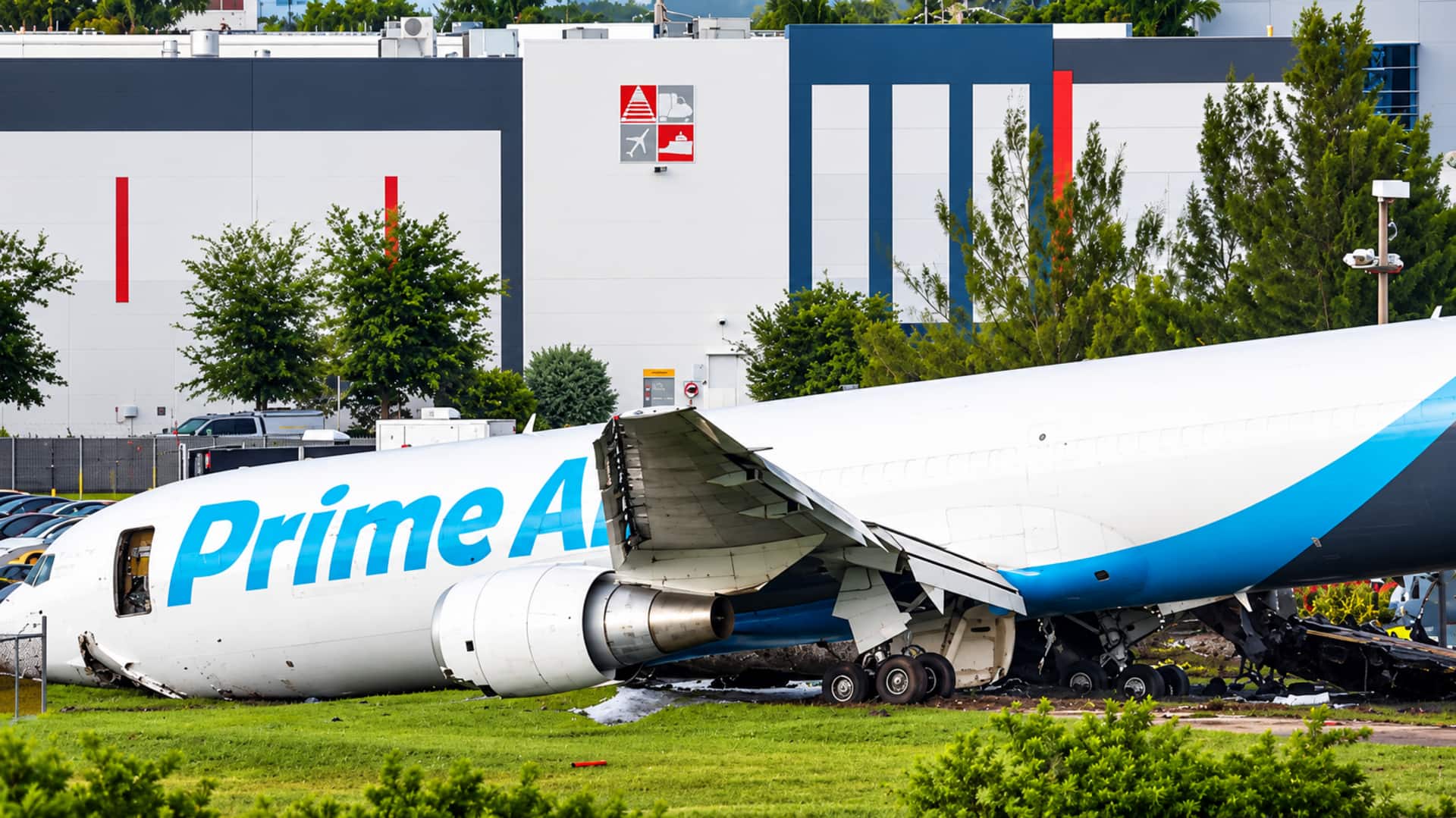 Amazon Cargo: రన్‌వేపై అదుపుతప్పిన అమెజాన్ కార్గో విమానం.. ఐదుగురు మృతి
