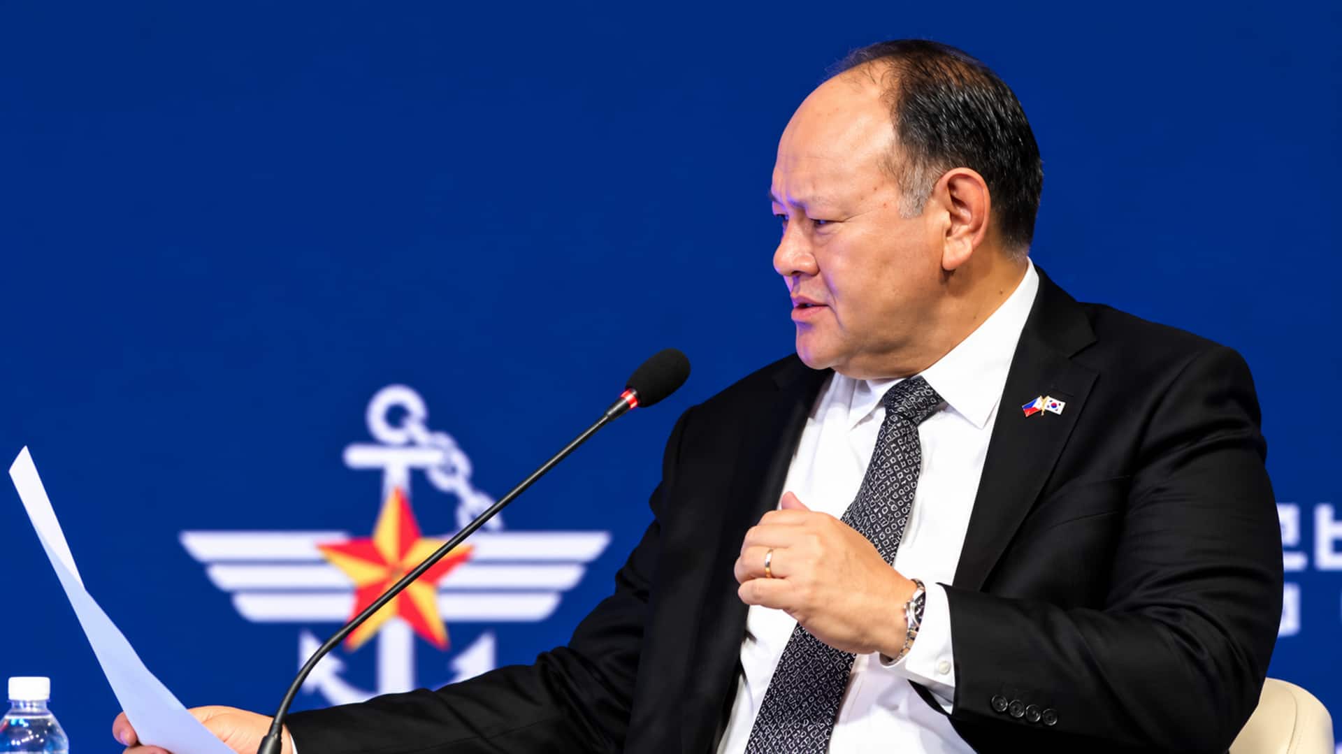 Philippines: 'కాస్త సిగ్గుండాలి'.. ప్రసంగం మధ్యలో చైనా నోట్‌పై ఫిలిప్పీన్స్ మంత్రి ఫైర్