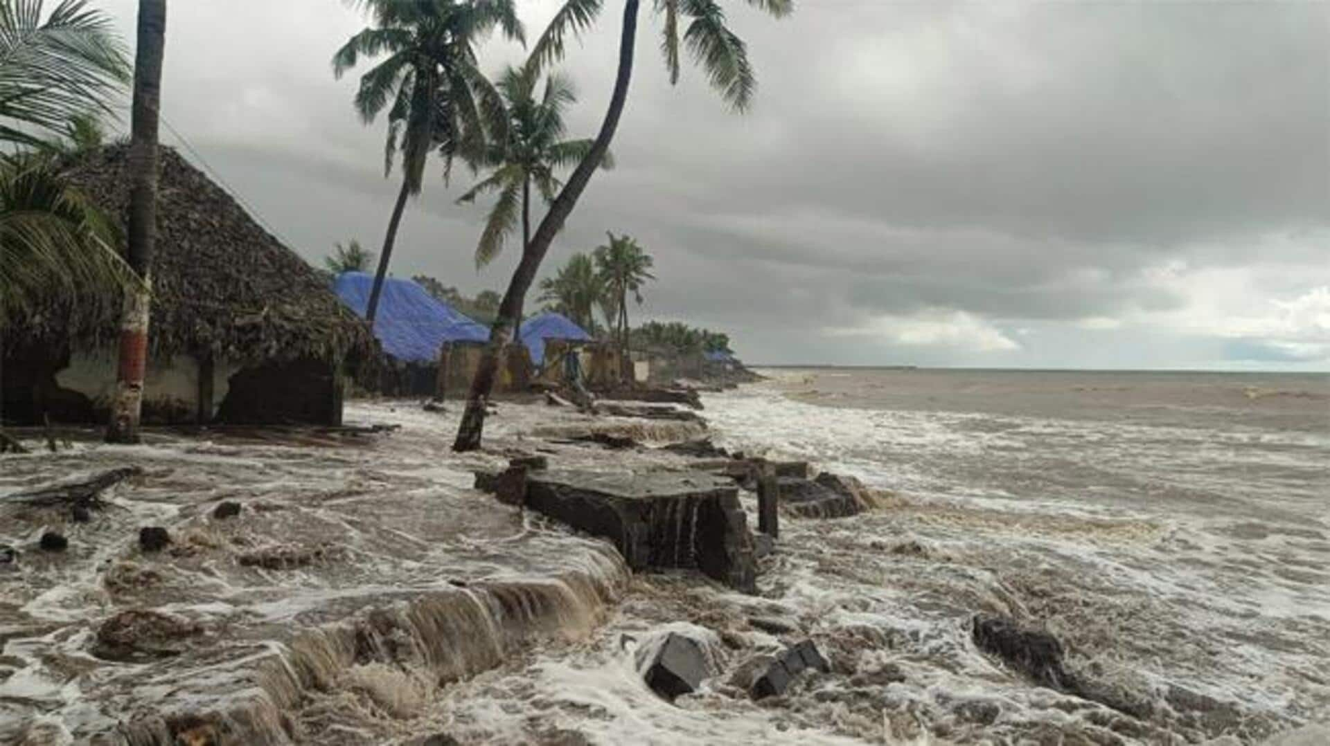 AP Rains: వాయుగుండం ప్రభావంతో ఏపీలోని పలు జిల్లాల్లో భారీ వర్షాలు.. ఉప్పాడ తీరంలో అల్లకల్లోలంగా సముద్రం 