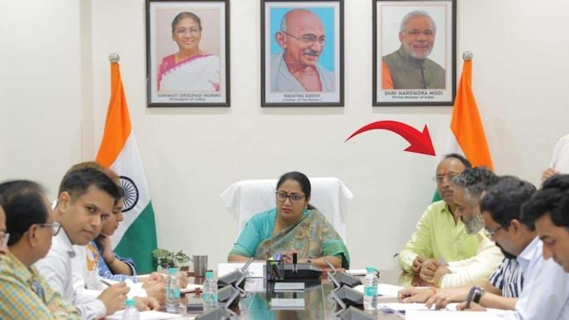 Delhi CM: సీఎంవో సమావేశంలో ముఖ్యమంత్రి భర్త.. దిల్లీలో 'ఫులేరా' ప్రభుత్వం అంటూ ఆప్ విమర్శలు Delhi CM: సీఎంవో సమావేశంలో ముఖ్యమంత్రి భర్త.. దిల్లీలో 'ఫులేరా' ప్రభుత్వం అంటూ ఆప్ విమర్శలు