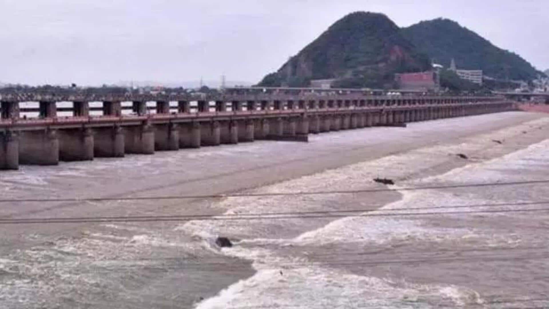 Prakasam Barrage: ప్రకాశం బ్యారేజీ గేట్లు తెరిచిన అధికారులు.. దిగువ ప్రాంతాలకు వరద నీరు!