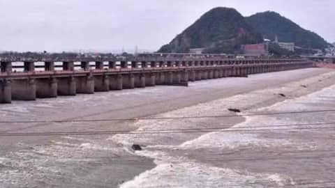 Prakasam Barrage: ప్రకాశం బ్యారేజీ గేట్లు తెరిచిన అధికారులు.. దిగువ ప్రాంతాలకు వరద నీరు!