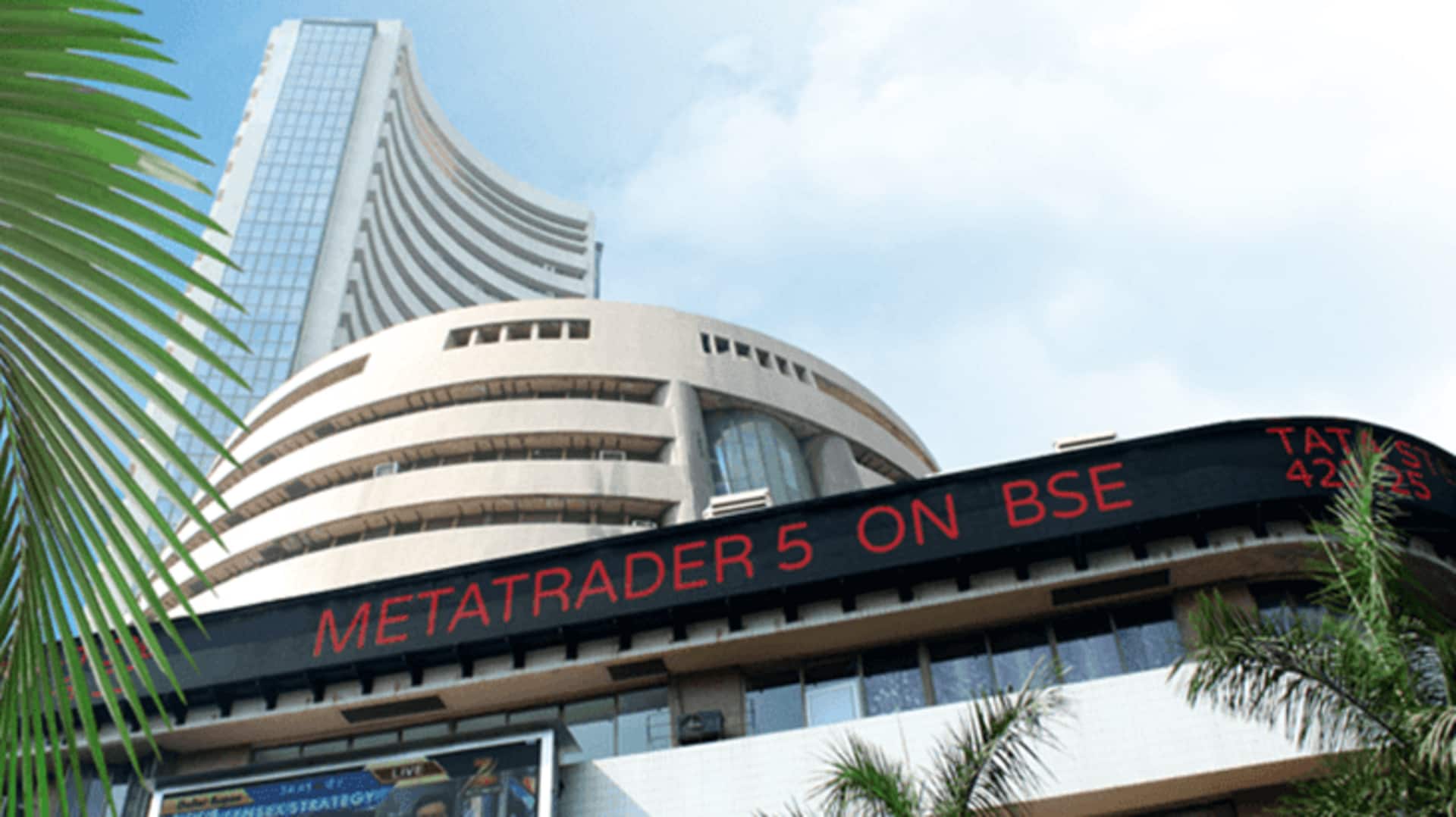 Stock market: దేశీయ, అంతర్జాతీయ పరిణామాల వేళ.. నేడు ఫ్లాట్గా కొనసాగుతున్న దేశీయ మార్కెట్ సూచీలు Stock market: దేశీయ, అంతర్జాతీయ పరిణామాల వేళ.. నేడు ఫ్లాట్గా కొనసాగుతున్న దేశీయ మార్కెట్ సూచీలు