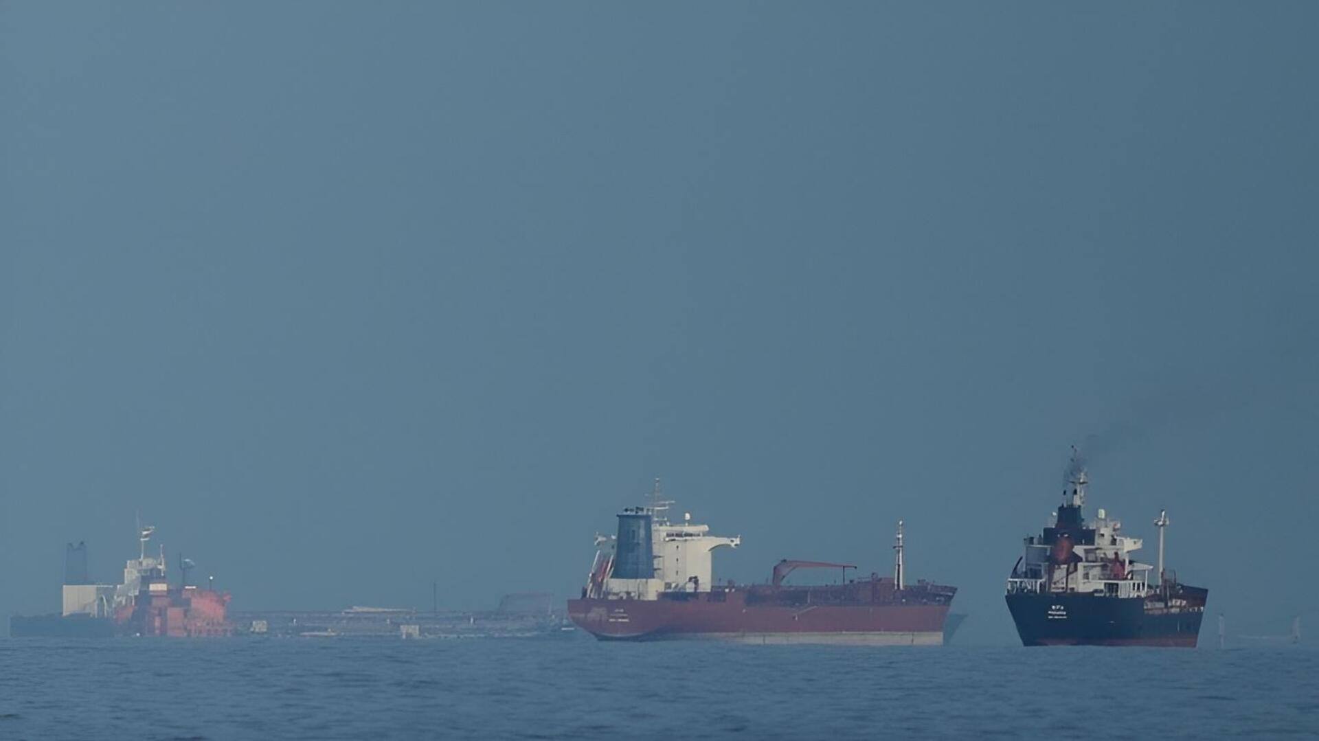 Strait of Hormuz: హర్మూజ్ జలసంధిలో మరో వాణిజ్య నౌకపై దాడి.. దెబ్బతిన్న ఇంజిన్ రూమ్.. సిబ్బందిలో ఒకరికి గాయాలు
