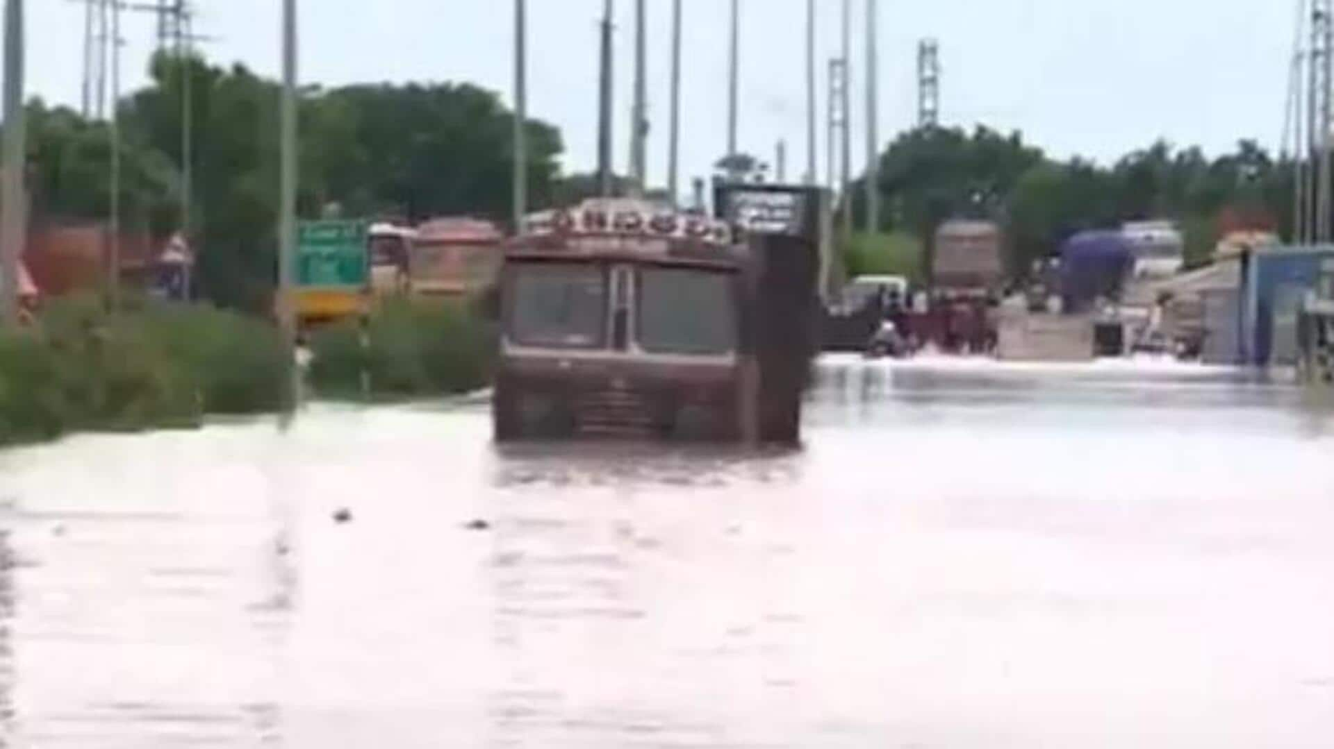 Heavy Rains: తెలంగాణ, ఏపీ మధ్య నిలిచిపోయిన వాహన రాకపోకలు 