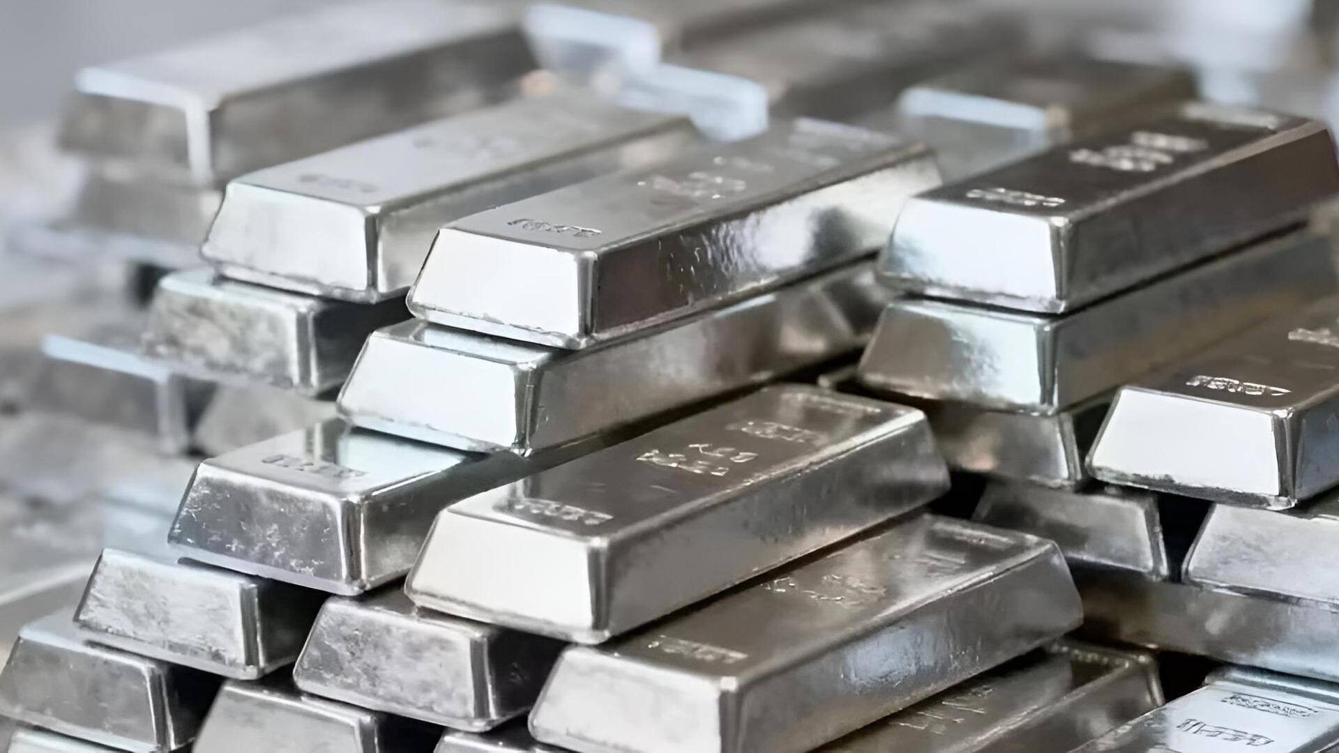 Silver: వెండి ధరలకు భారీ షాక్‌.. దేశీయ మార్కెట్లో భారీ క్షీణత