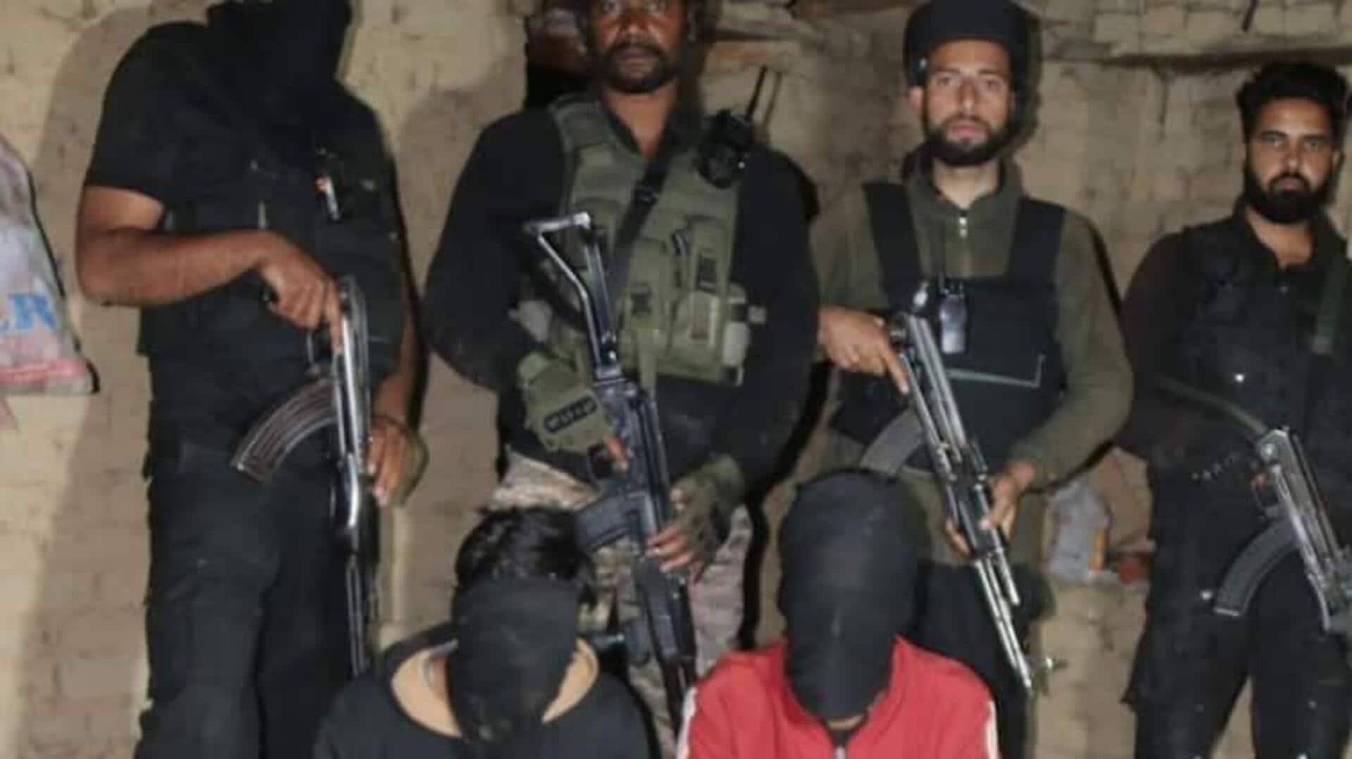 Jammu and Kashmir: జమ్ముకశ్మీర్లోని షోపియన్లో ఇద్దరు లష్కర్ ఉగ్రవాదుల అరెస్టు.. గ్రెనేడ్లు,మందుగుండు సామగ్రి స్వాధీనం Jammu and Kashmir: జమ్ముకశ్మీర్లోని షోపియన్లో ఇద్దరు లష్కర్ ఉగ్రవాదుల అరెస్టు.. గ్రెనేడ్లు,మందుగుండు సామగ్రి స్వాధీనం