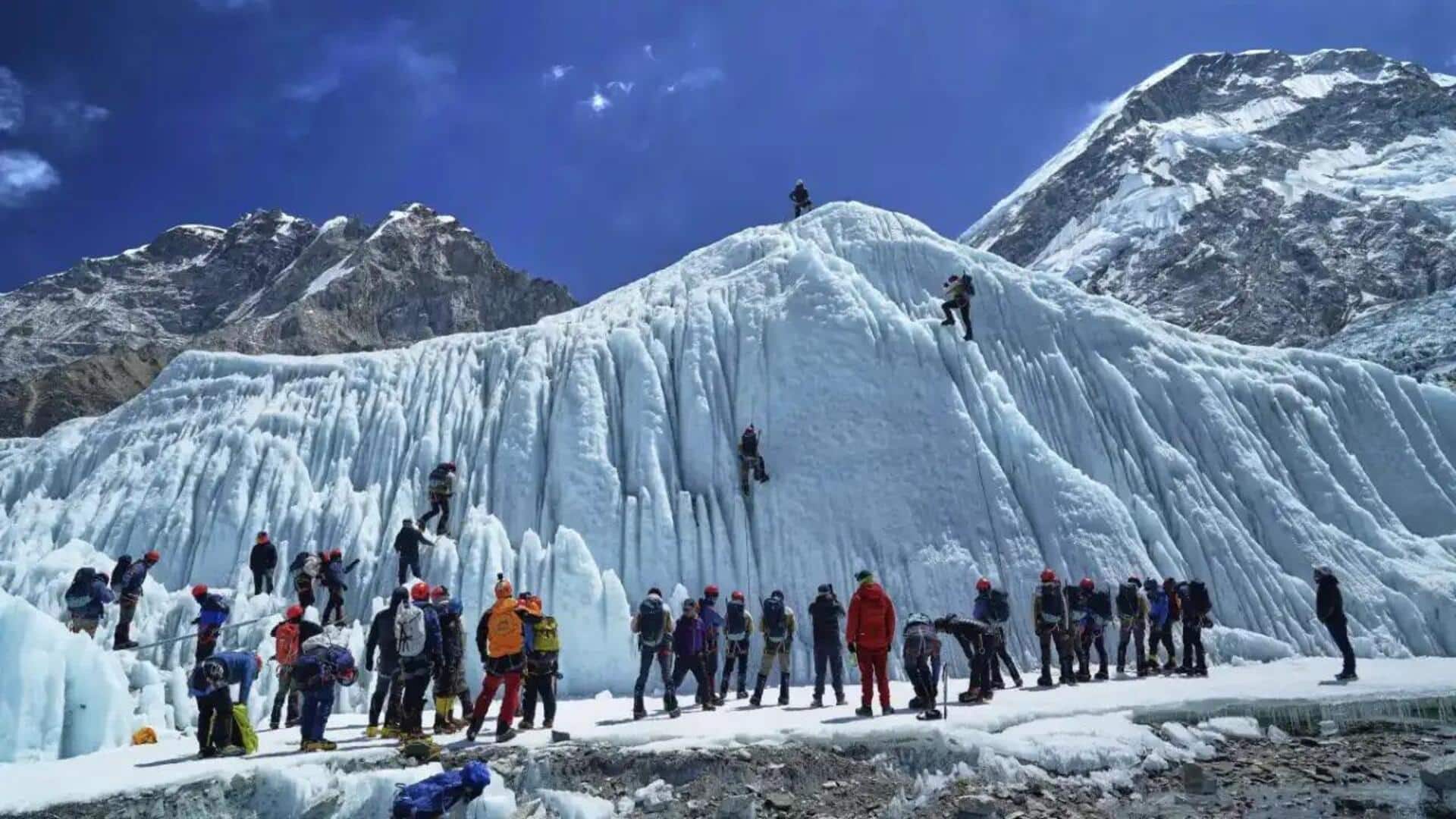 Mount Everest: మౌంట్ ఎవరెస్ట్‌పై మంచు తుపాను బీభత్సం..చిక్కుకున్న 1000 మంది