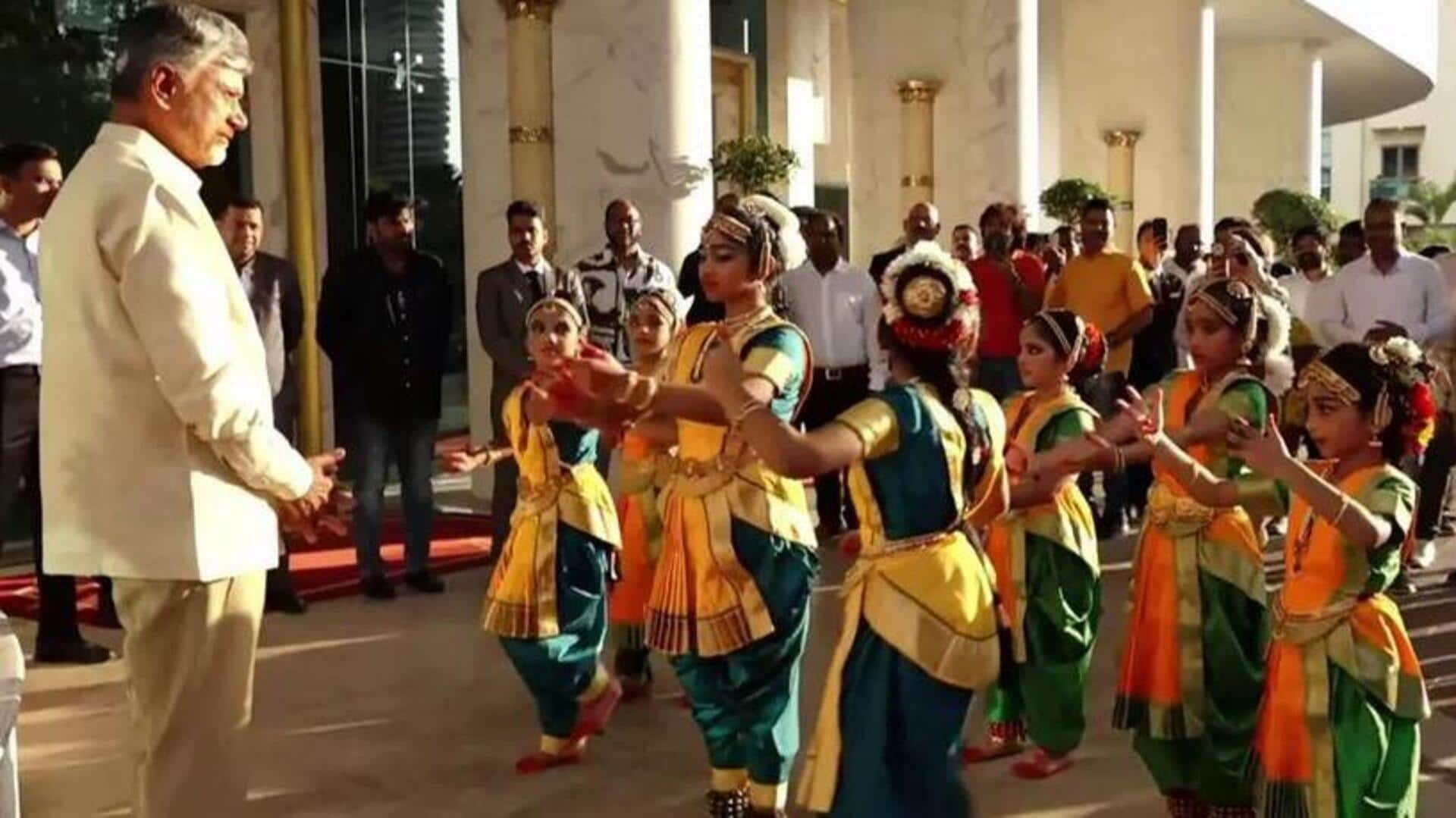 Chandrababu: సింగపూర్ పర్యటనలో చంద్రబాబుకు ఘన స్వాగతం Chandrababu: సింగపూర్ పర్యటనలో చంద్రబాబుకు ఘన స్వాగతం