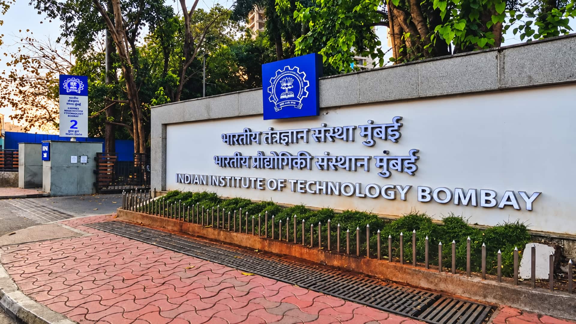 IITs : ఐఐటీ విద్యార్థులకు ఇచ్చిన ఆఫర్లు రద్దు.. ఒరాకిల్ సహా 22 కంపెనీలపై ఐఐటీల కఠిన చర్యలు