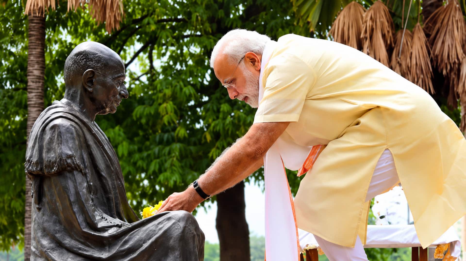 PM Modi: గాంధీ జయంతి సందర్భంగా మోదీ నివాళులు.. స్వదేశీ వస్తువులు వాడాలని పిలుపు