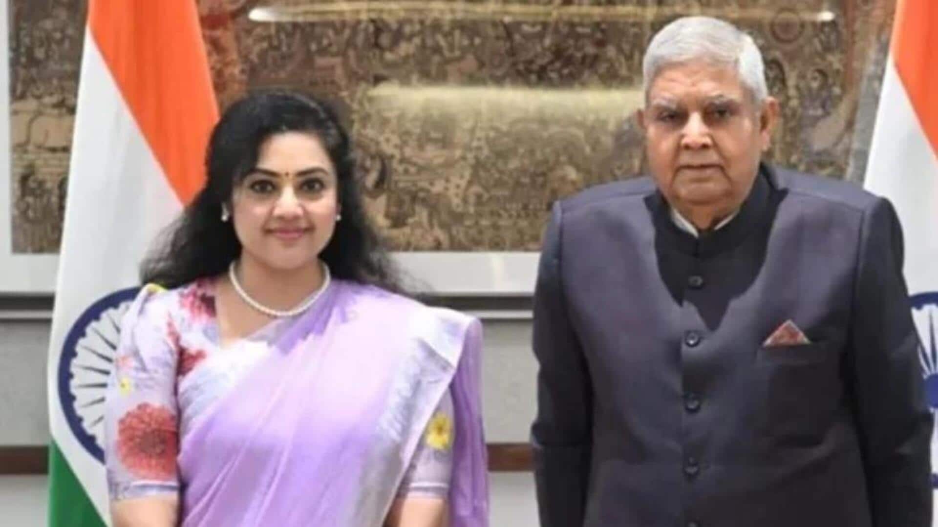Meena: ఢిల్లీలో ఉపరాష్ట్రపతిని కలిసిన మీనా.. కాషాయ కండువా కప్పుకొనే అవకాశం? Meena: ఢిల్లీలో ఉపరాష్ట్రపతిని కలిసిన మీనా.. కాషాయ కండువా కప్పుకొనే అవకాశం?