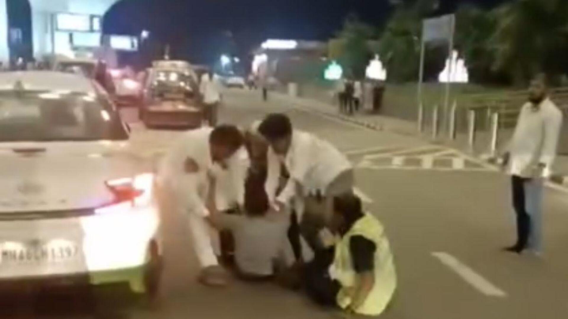 Mumbai Airport: పార్కింగ్ విషయంలో డ్రైవర్లు, ముంబై విమానాశ్రయ సిబ్బంది మధ్య తీవ్రమైన ఘర్షణ Mumbai Airport: పార్కింగ్ విషయంలో డ్రైవర్లు, ముంబై విమానాశ్రయ సిబ్బంది మధ్య తీవ్రమైన ఘర్షణ