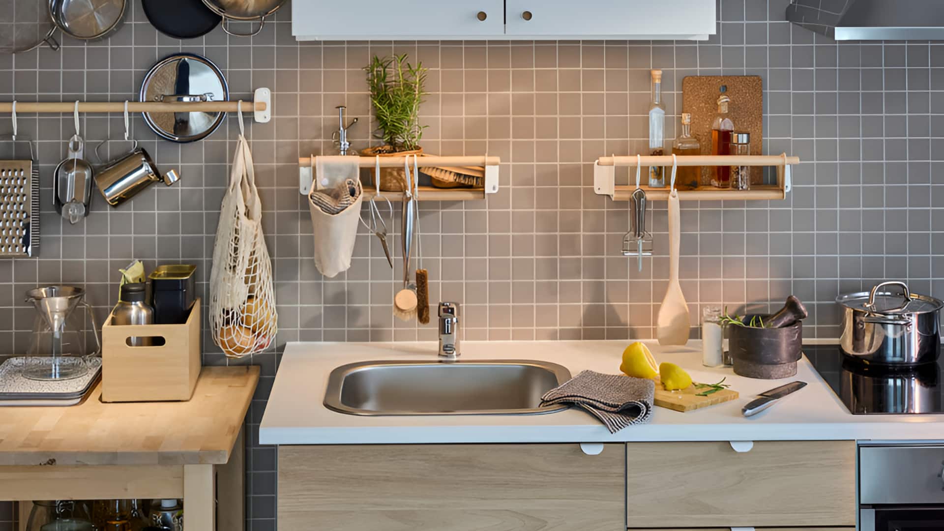 Kitchen Tips: చిన్న వంటగదినా? ఈ సింపుల్ చిట్కాలతో ఎక్కువ స్థలం పొందండి!