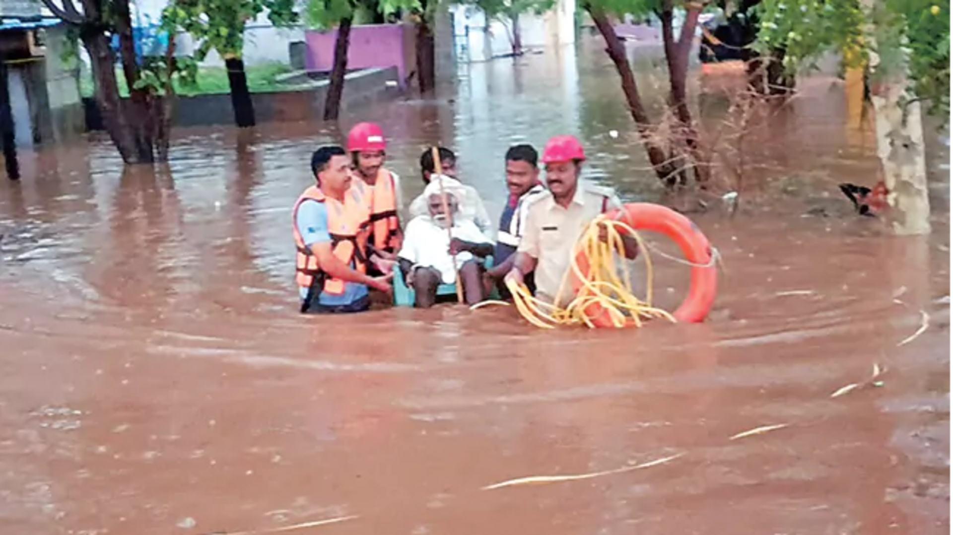AP Rains: అకాల వర్షానికి ఉమ్మడి అనంతపురం జిల్లా ప్రజలు అతలాకుతలం.. స్తంభించిన జనజీవనం AP Rains: అకాల వర్షానికి ఉమ్మడి అనంతపురం జిల్లా ప్రజలు అతలాకుతలం.. స్తంభించిన జనజీవనం
