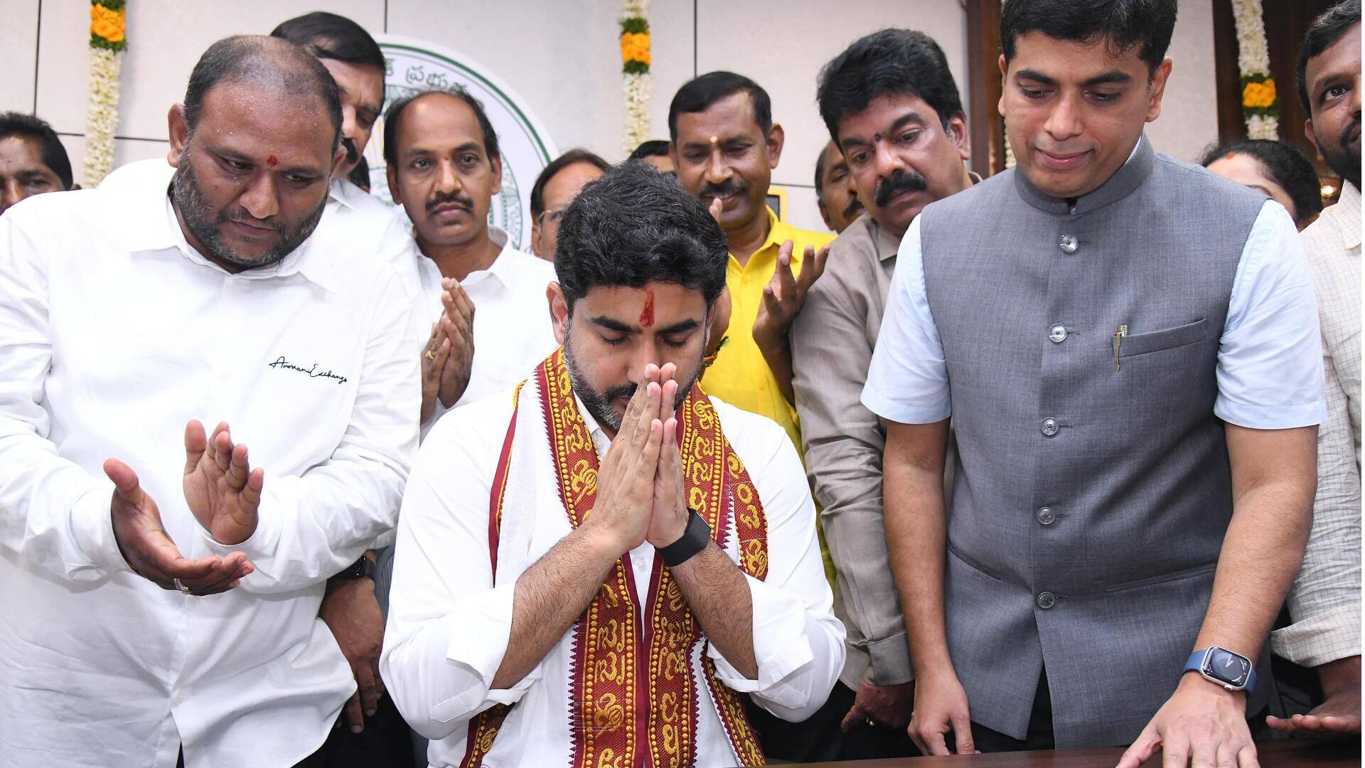 Nara Lokesh: ఐటీ, విద్యాశాఖ మంత్రిగా బాధ్యతలు స్వీకరించిన నారా లోకేష్.. మెగా డీఎస్సీ ఫైలుపై తోలి సంతకం 