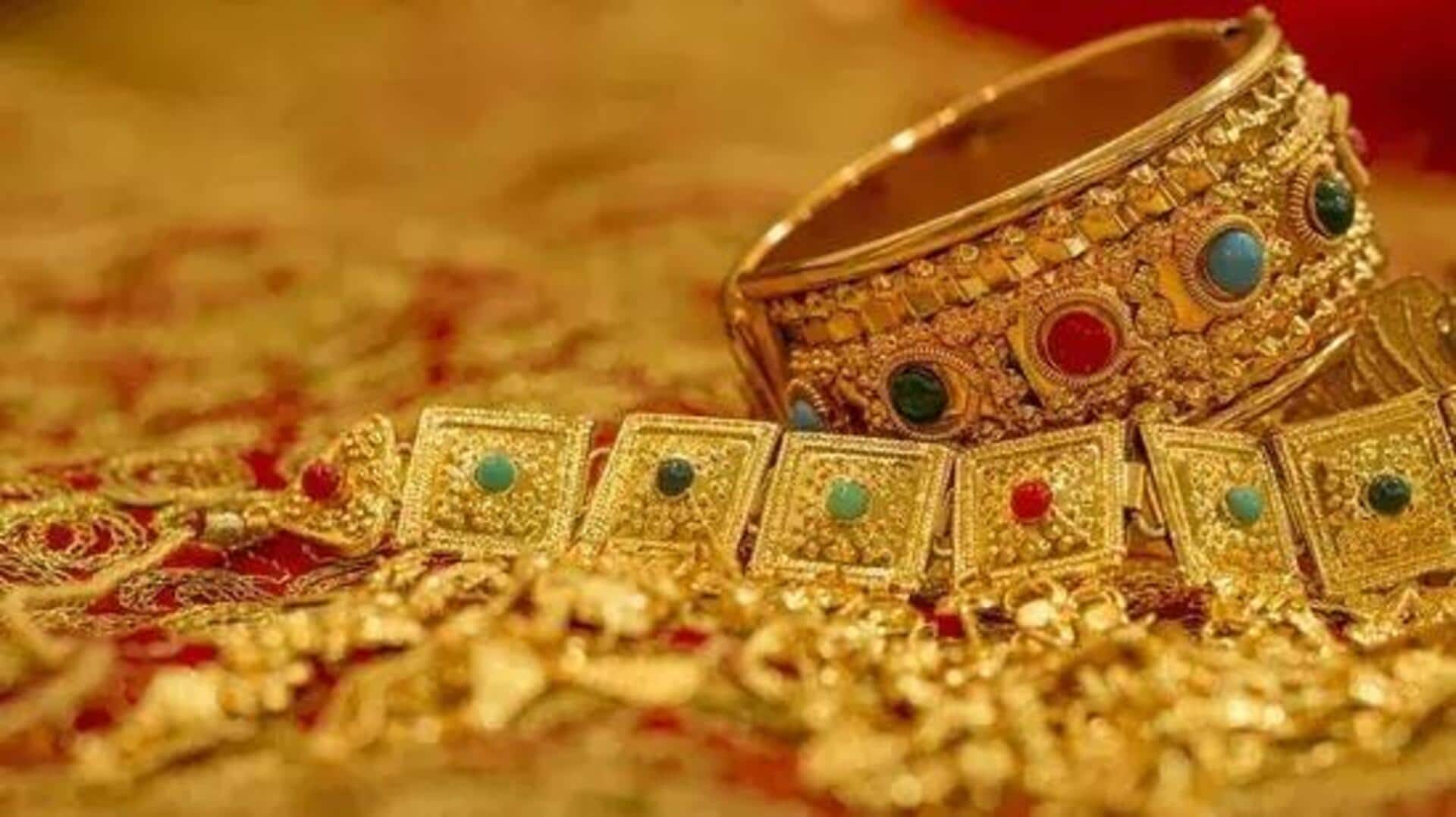 Gold Rate Today: భారీగా తగ్గిన బంగారం ధరలు.. తులం బంగారంపై ఏకంగా రూ. 650 తగ్గింది Gold Rate Today: భారీగా తగ్గిన బంగారం ధరలు.. తులం బంగారంపై ఏకంగా రూ. 650 తగ్గింది