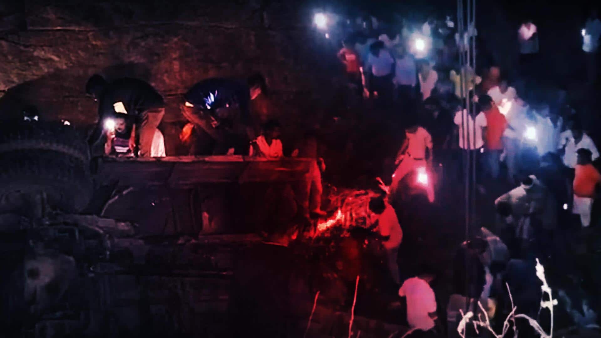 Road Accident: ఛత్తీస్‌గఢ్‌లో ఘోర ప్రమాదం.. 50 అడుగుల గోతిలో పడిన బస్సు .. 15 మంది మృతి 